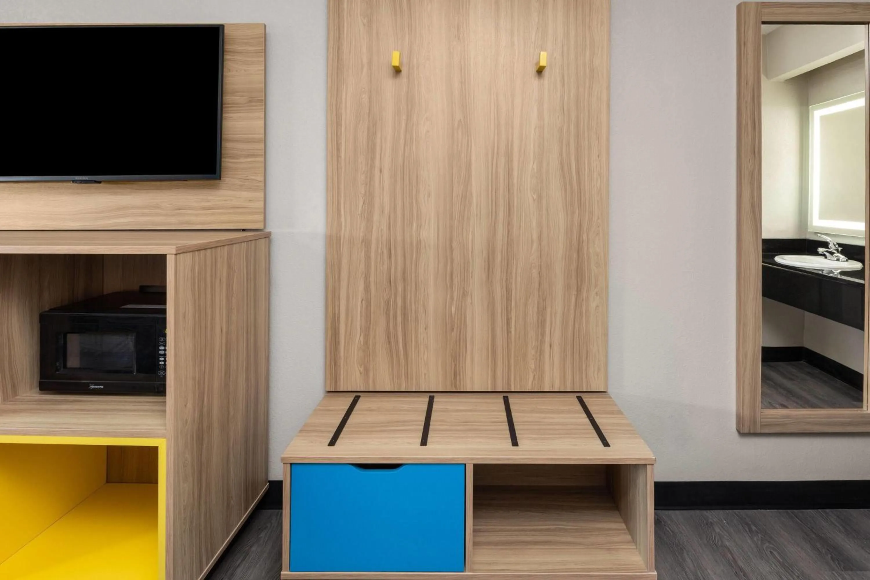 Photo of the whole room, Bed in Days Inn by Wyndham Kansas City Northeast