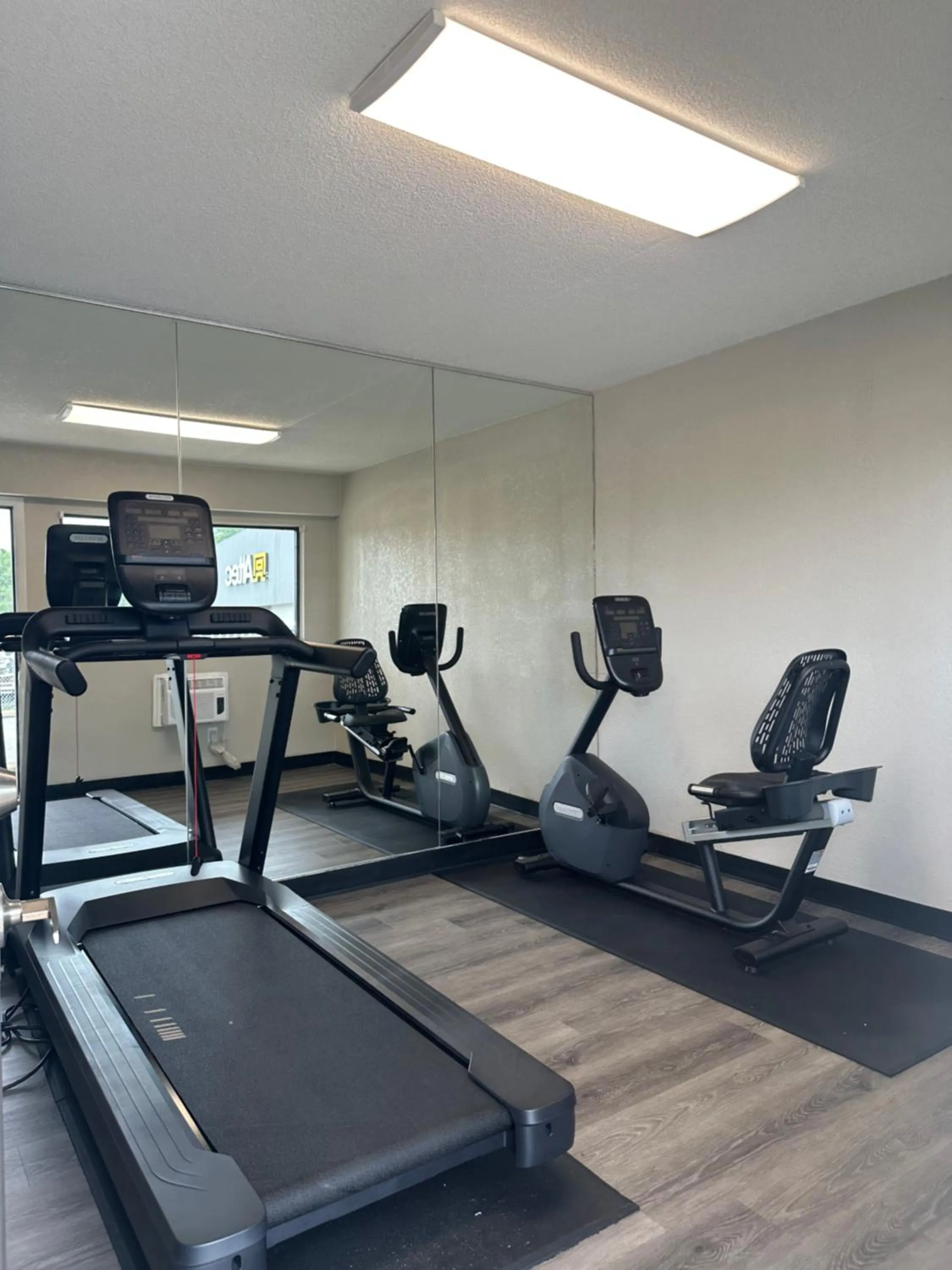 Fitness centre/facilities in Days Inn by Wyndham Kansas City Northeast
