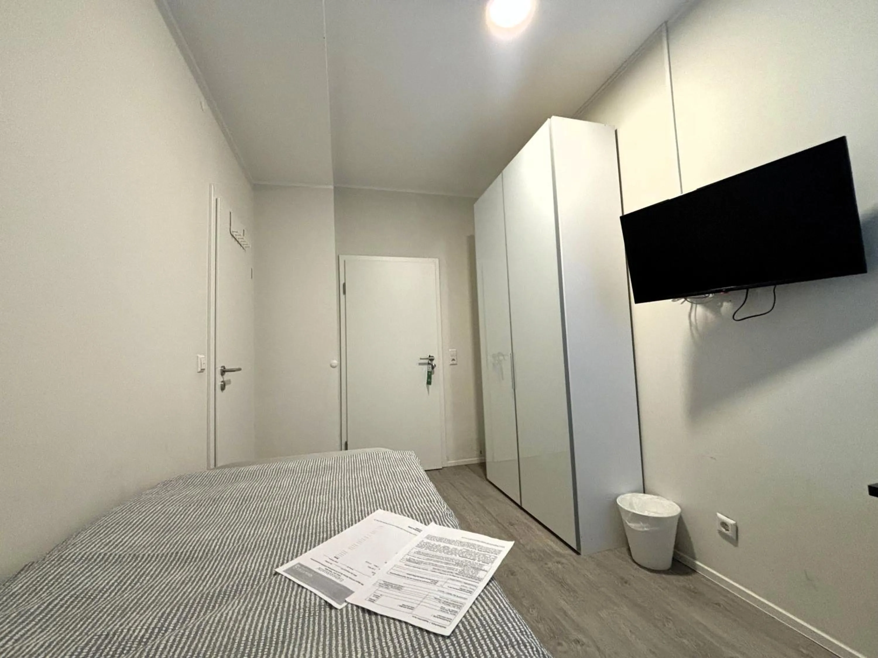 Photo of the whole room in Simplex Stays Hotel Quartier 8 - Digital Access