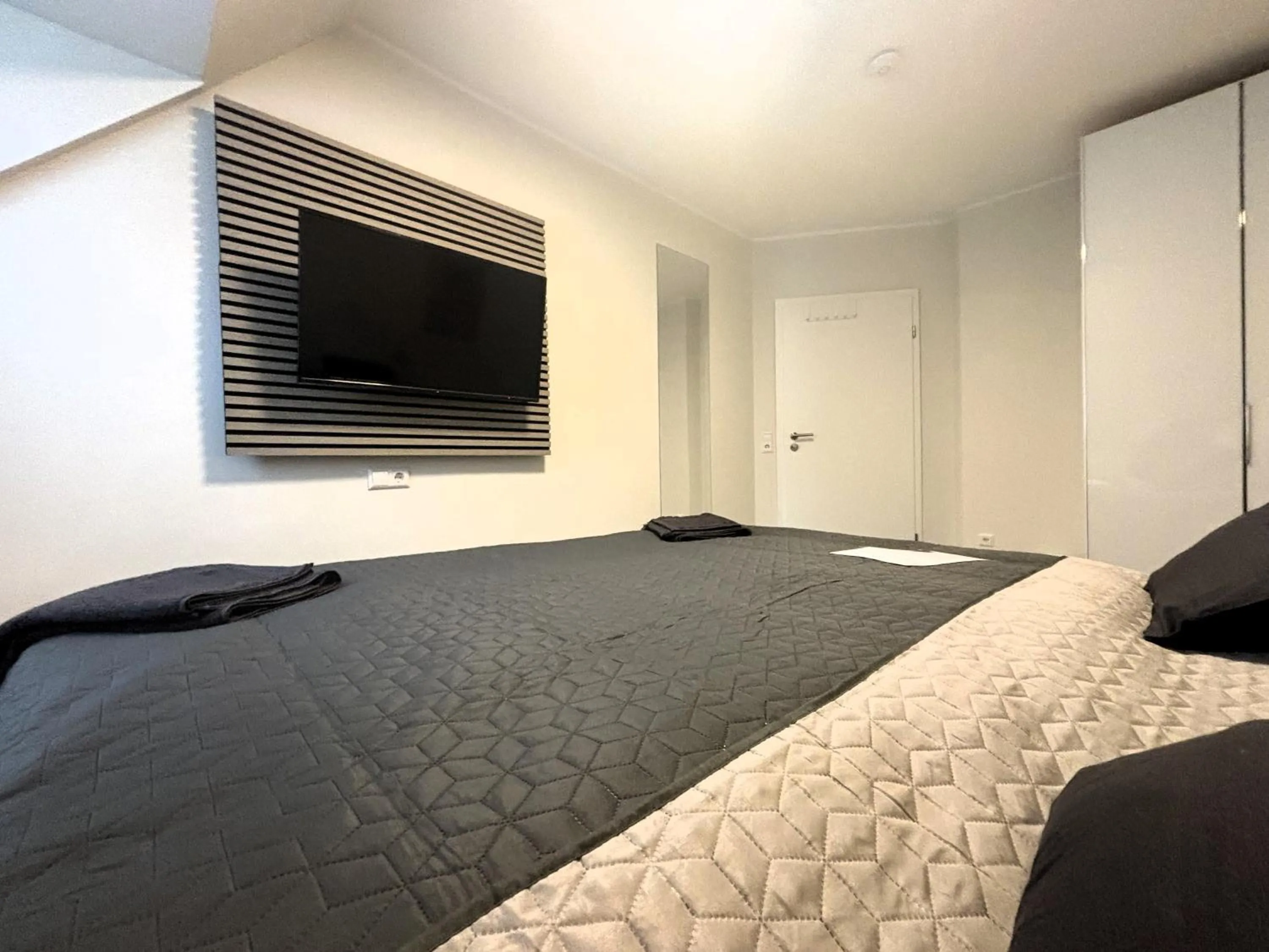 Photo of the whole room in Simplex Stays Hotel Quartier 8 - Digital Access