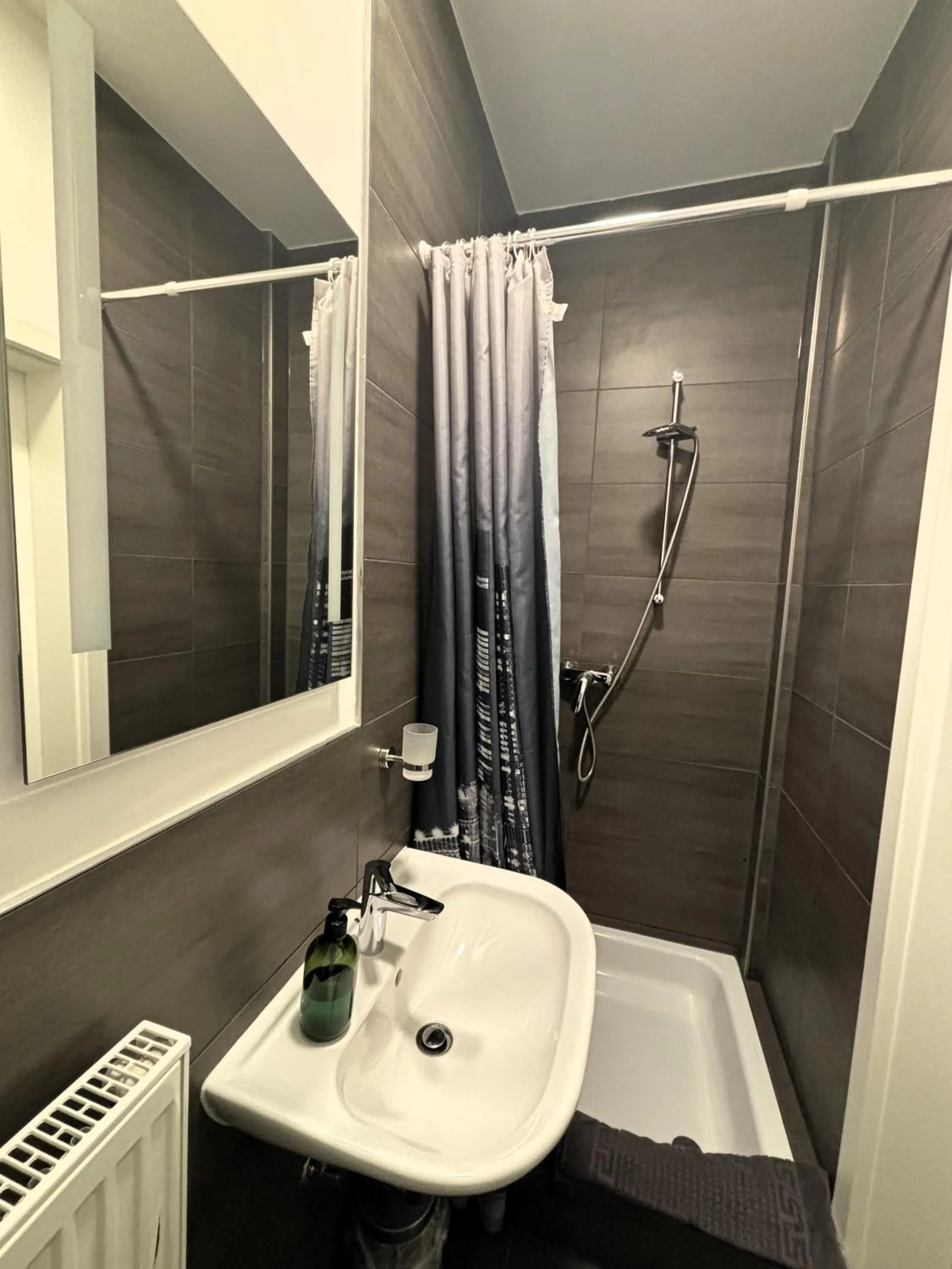 Shower in Simplex Stays Hotel Quartier 8 - Digital Access