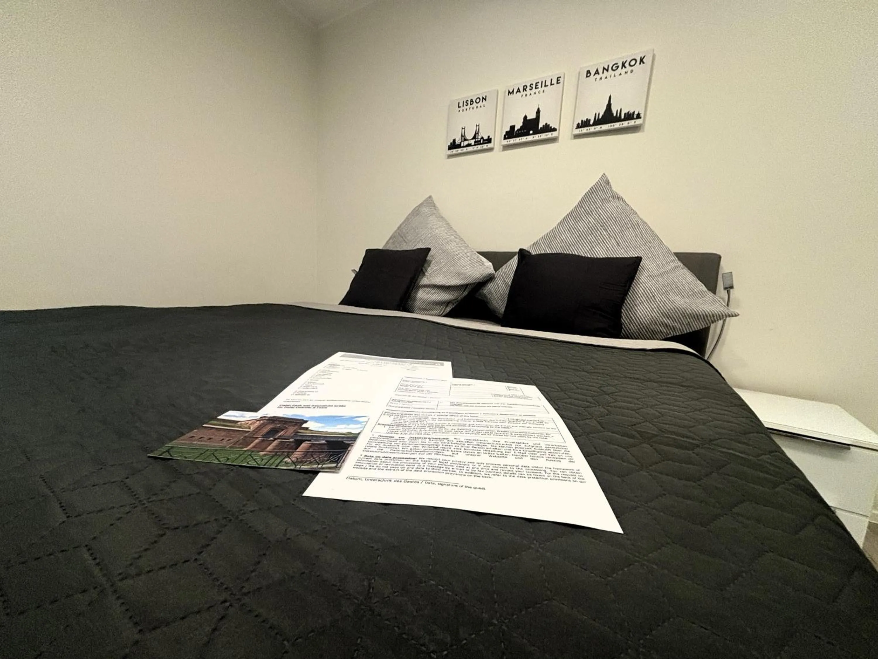 Photo of the whole room in Simplex Stays Hotel Quartier 8 - Digital Access