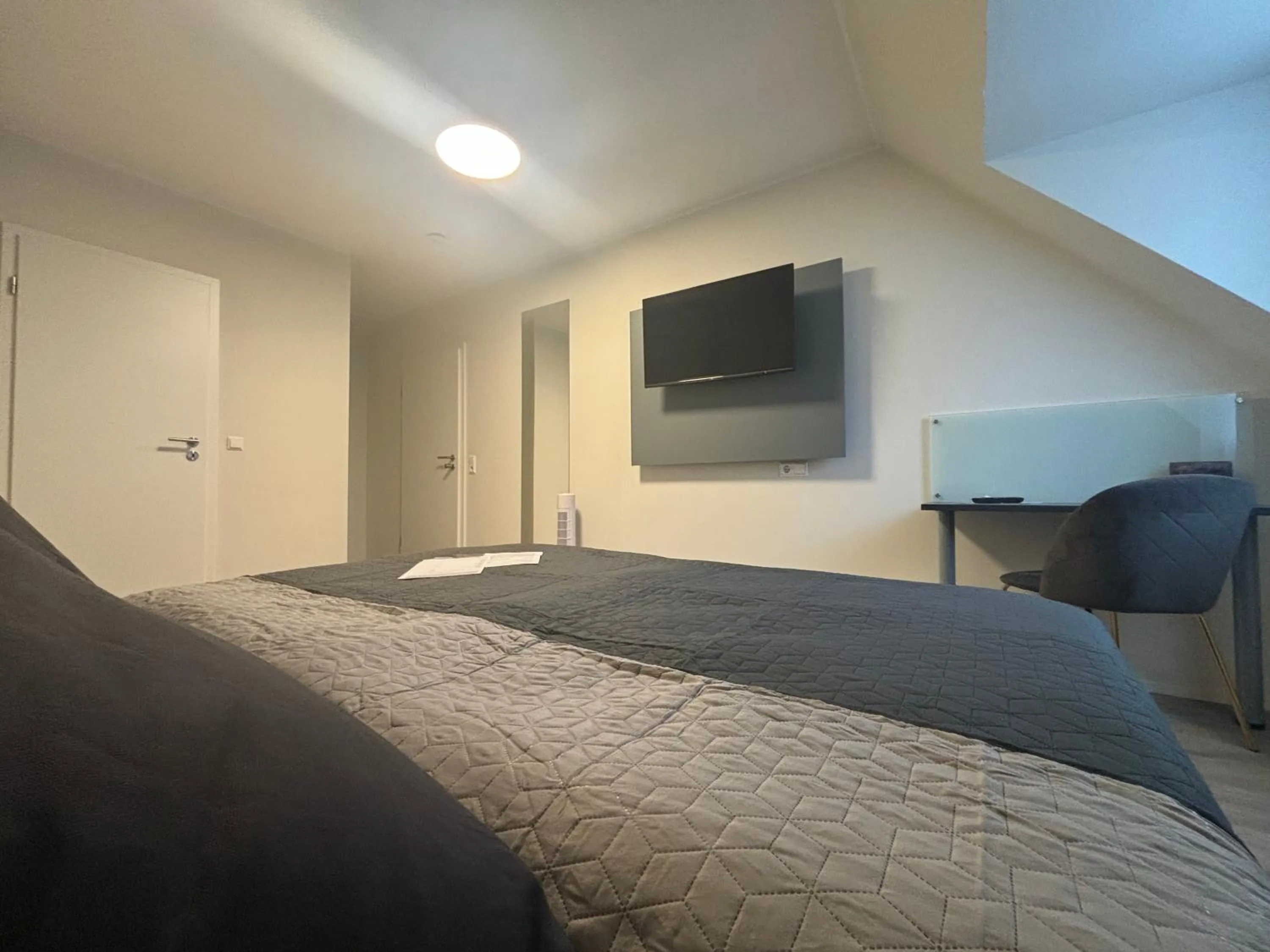 Photo of the whole room in Simplex Stays Hotel Quartier 8 - Digital Access