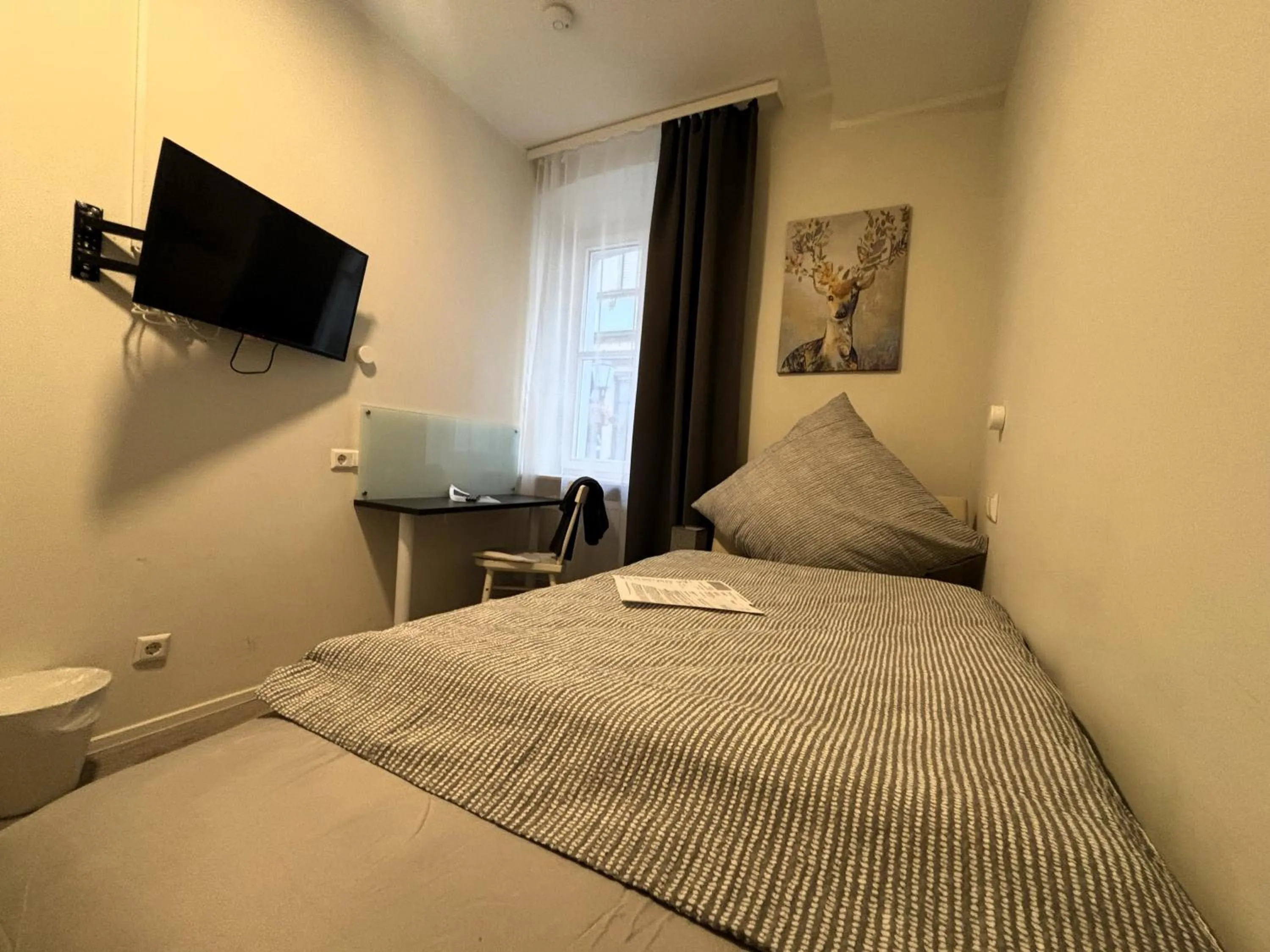 Photo of the whole room in Simplex Stays Hotel Quartier 8 - Digital Access