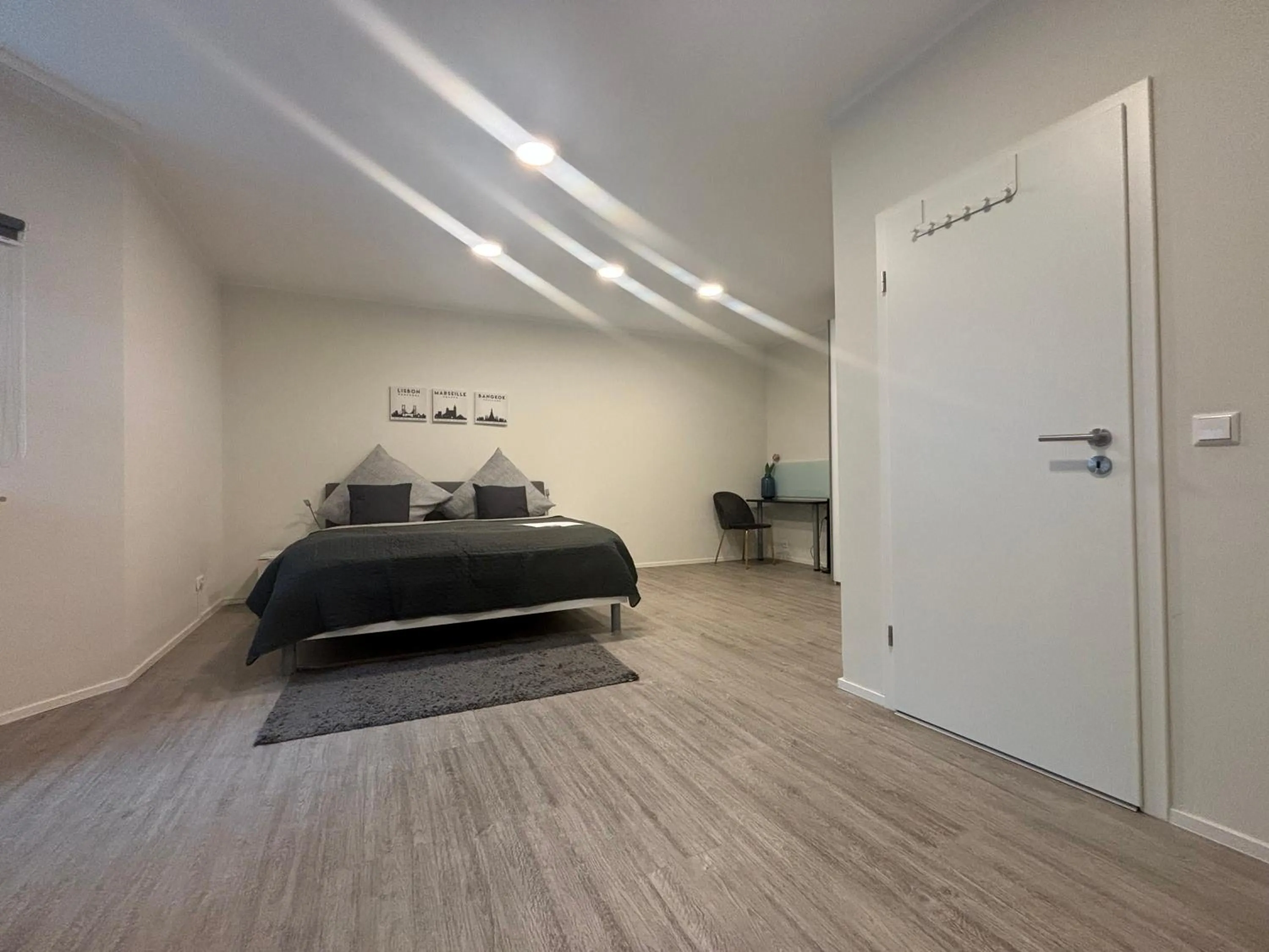 Photo of the whole room in Simplex Stays Hotel Quartier 8 - Digital Access