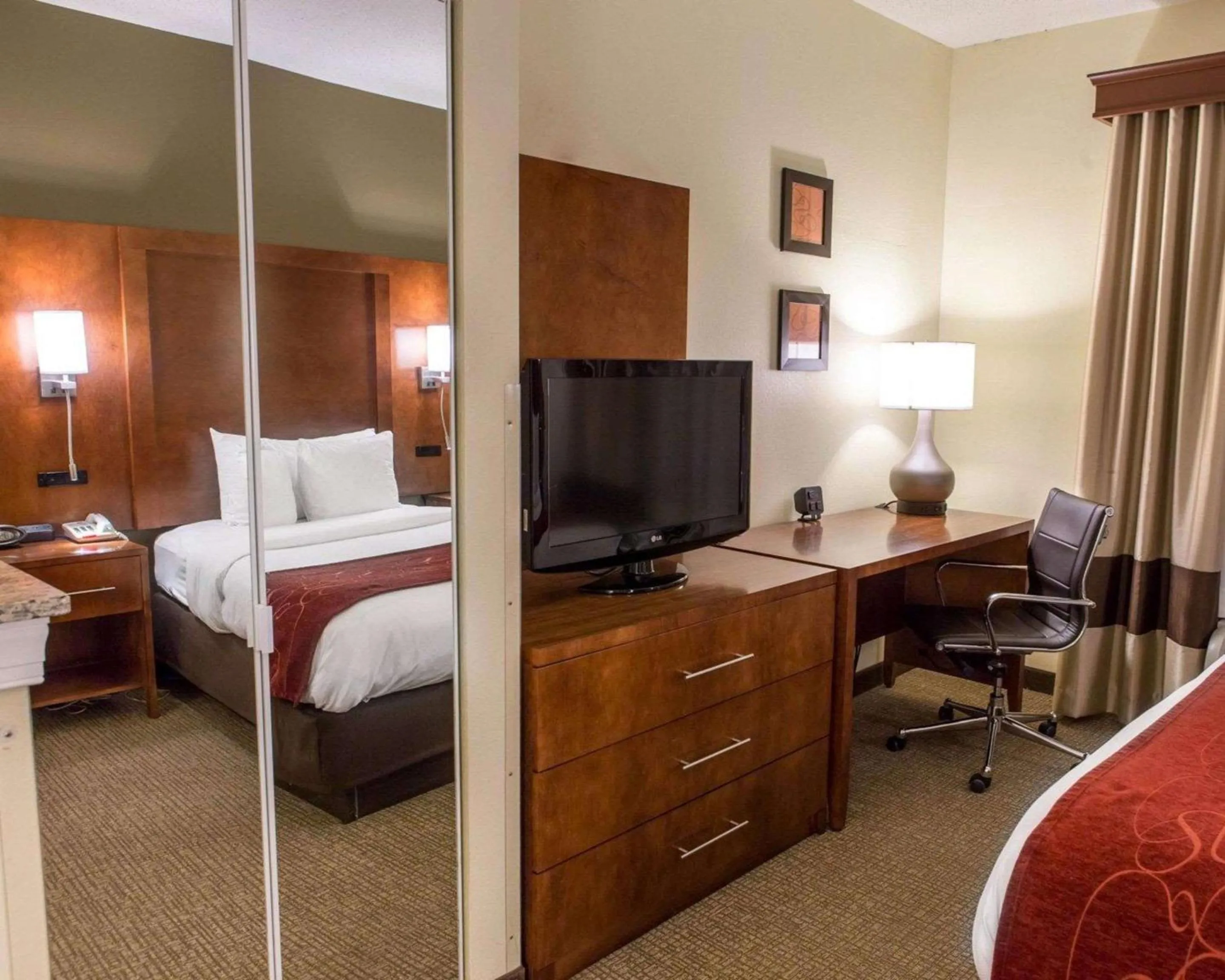 Photo of the whole room, Bed in Comfort Suites Newark - Harrison