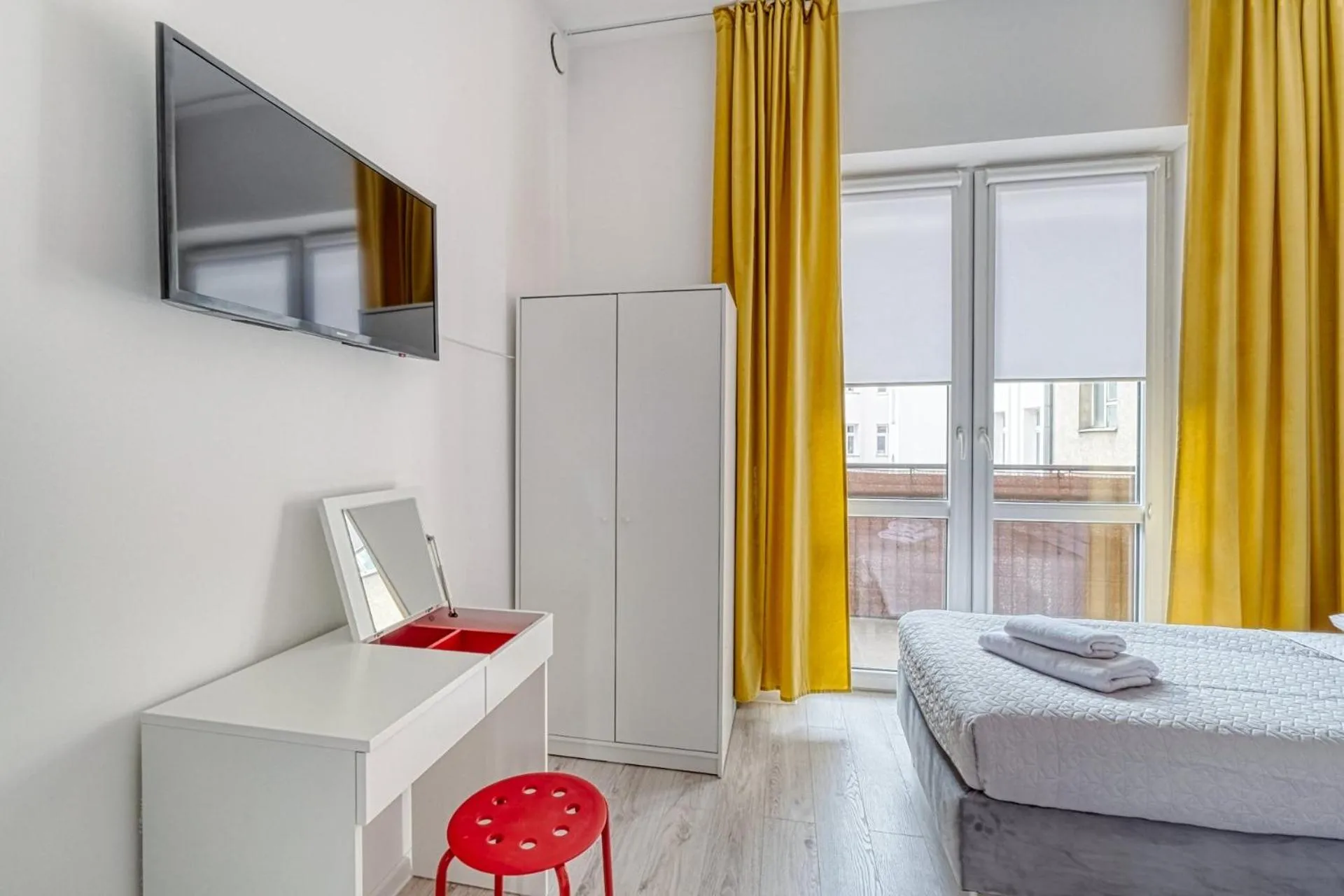 Photo of the whole room, Bed in Level Rooms