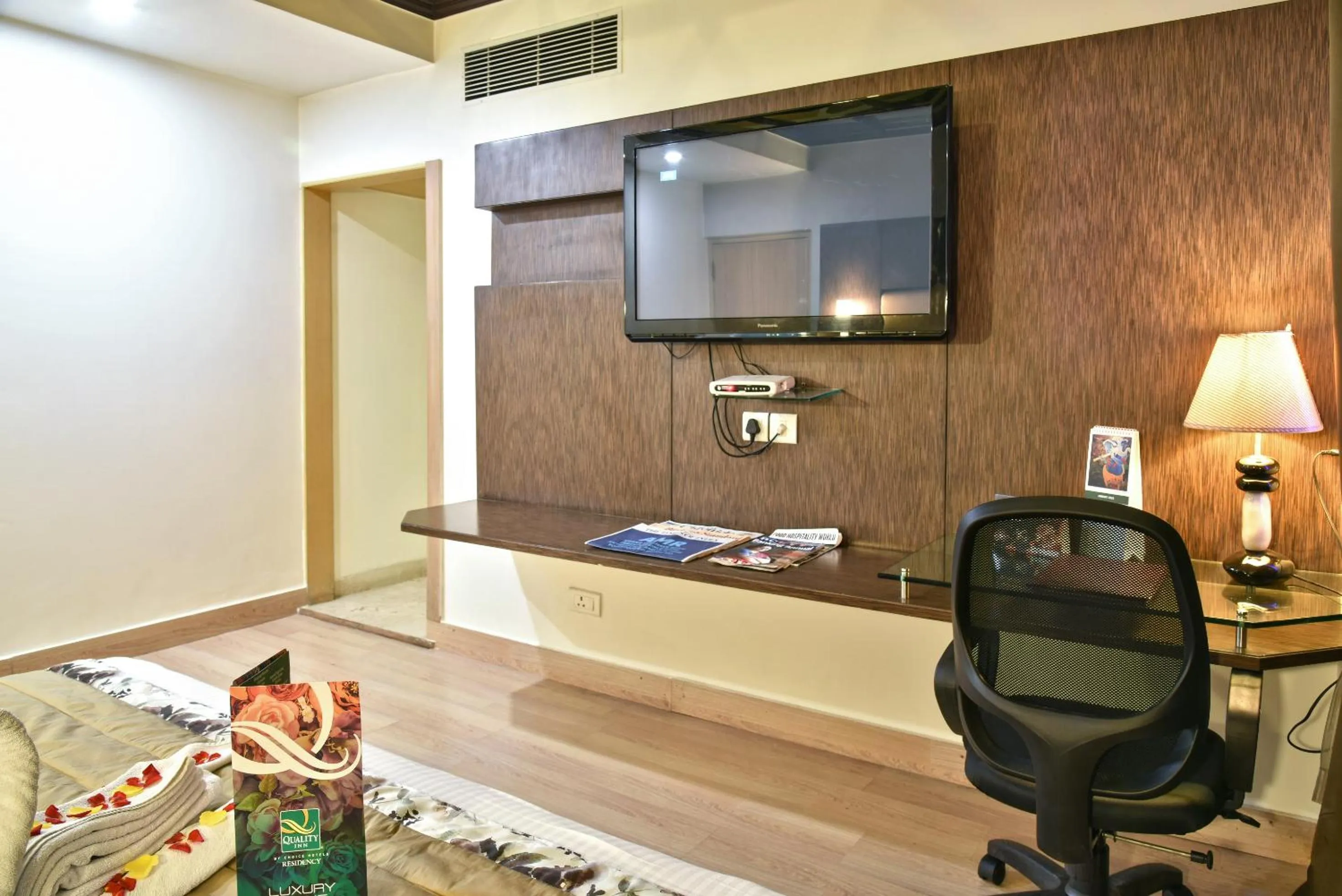 TV and multimedia in Quality Inn Residency