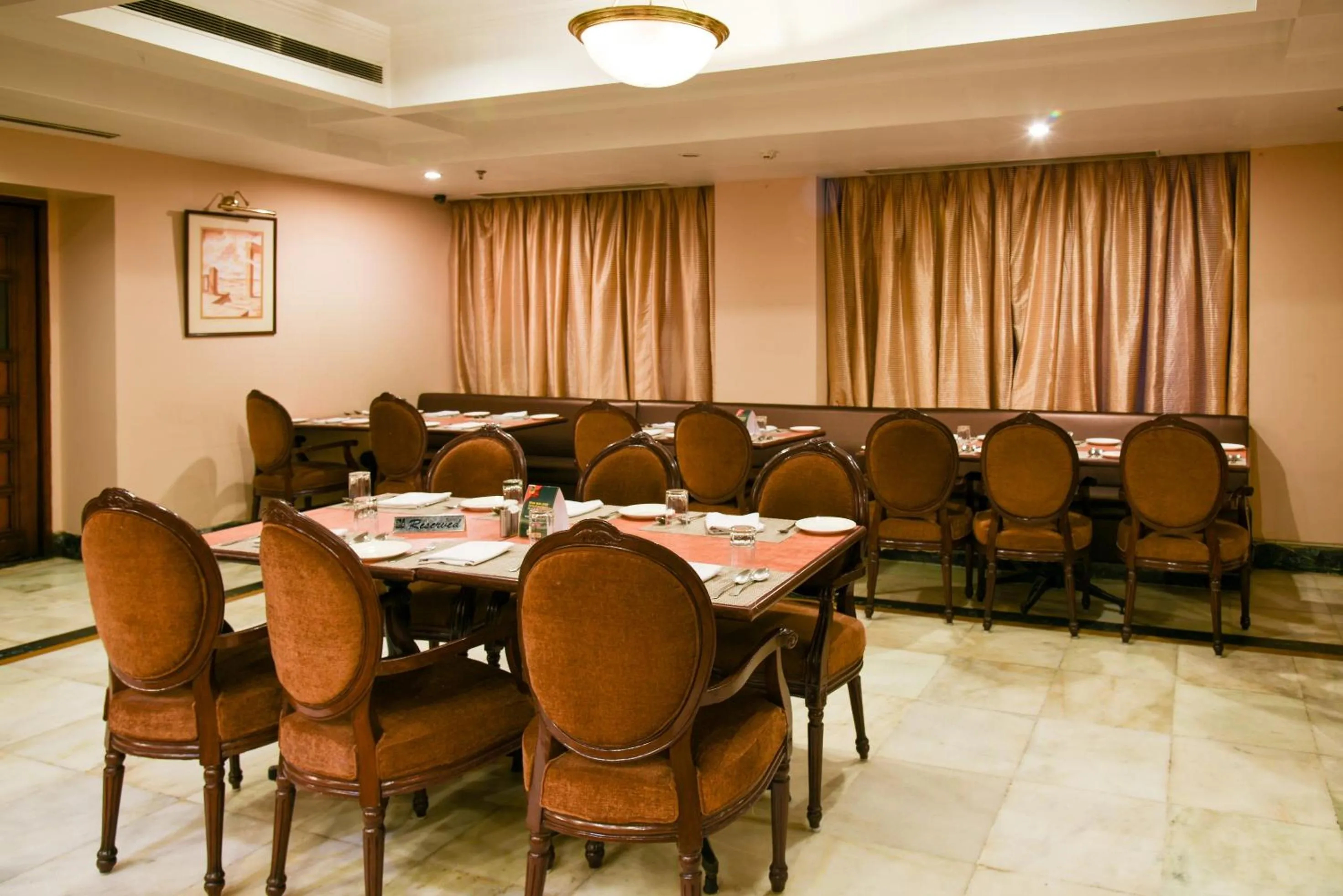 Restaurant/places to eat in Quality Inn Residency