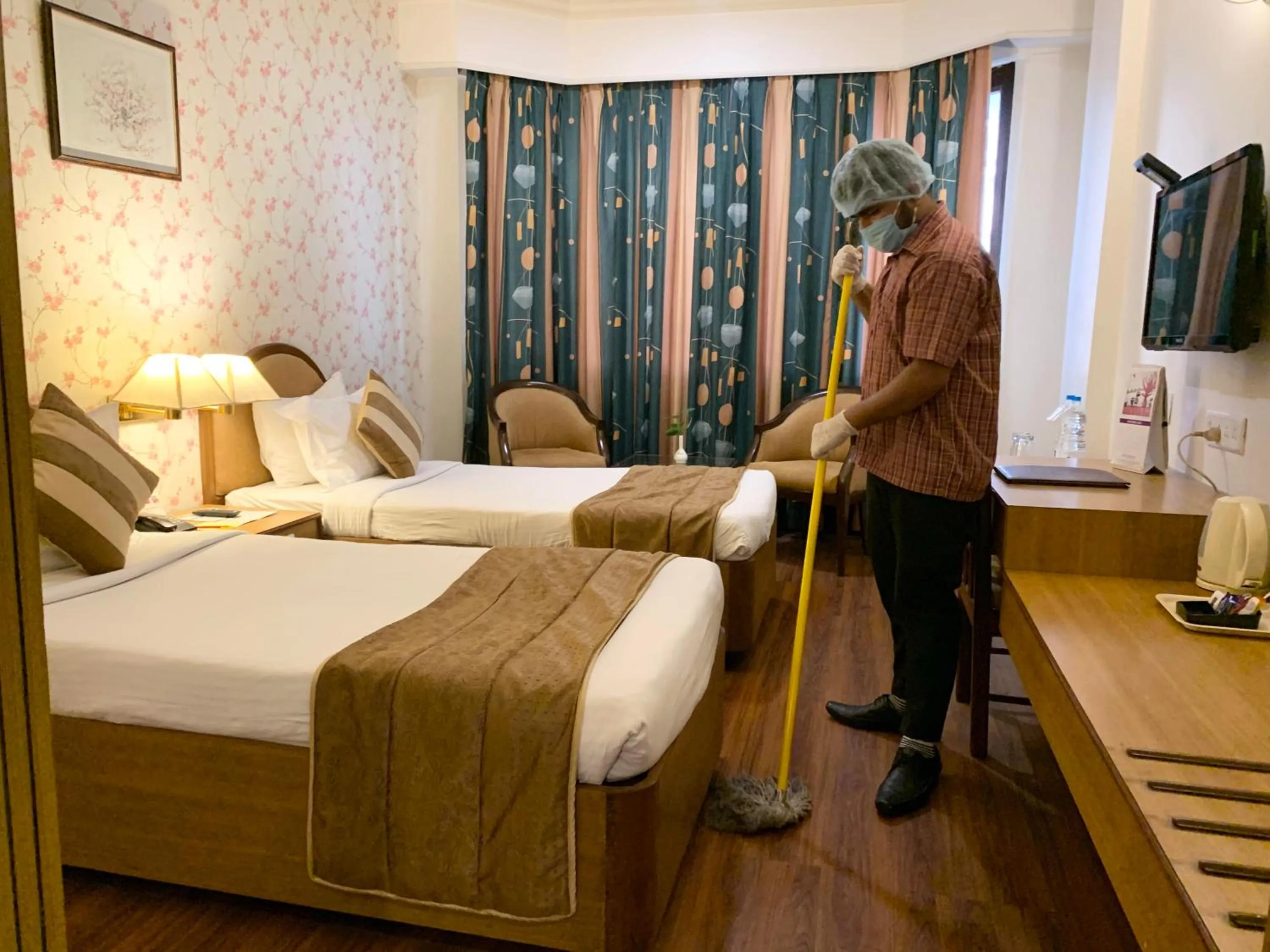 Bed in Quality Inn Residency