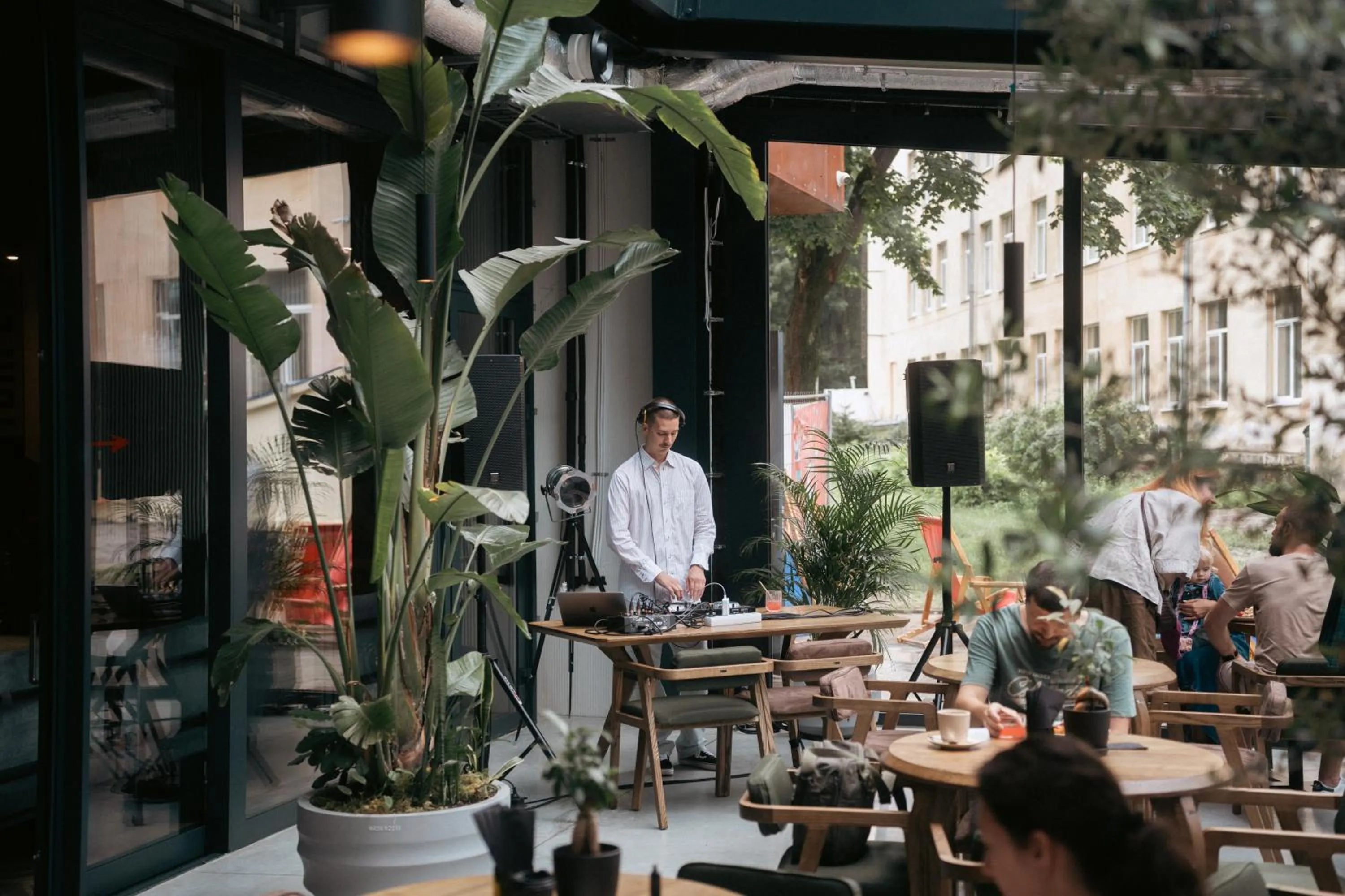 Restaurant/places to eat in !FEST Hotel