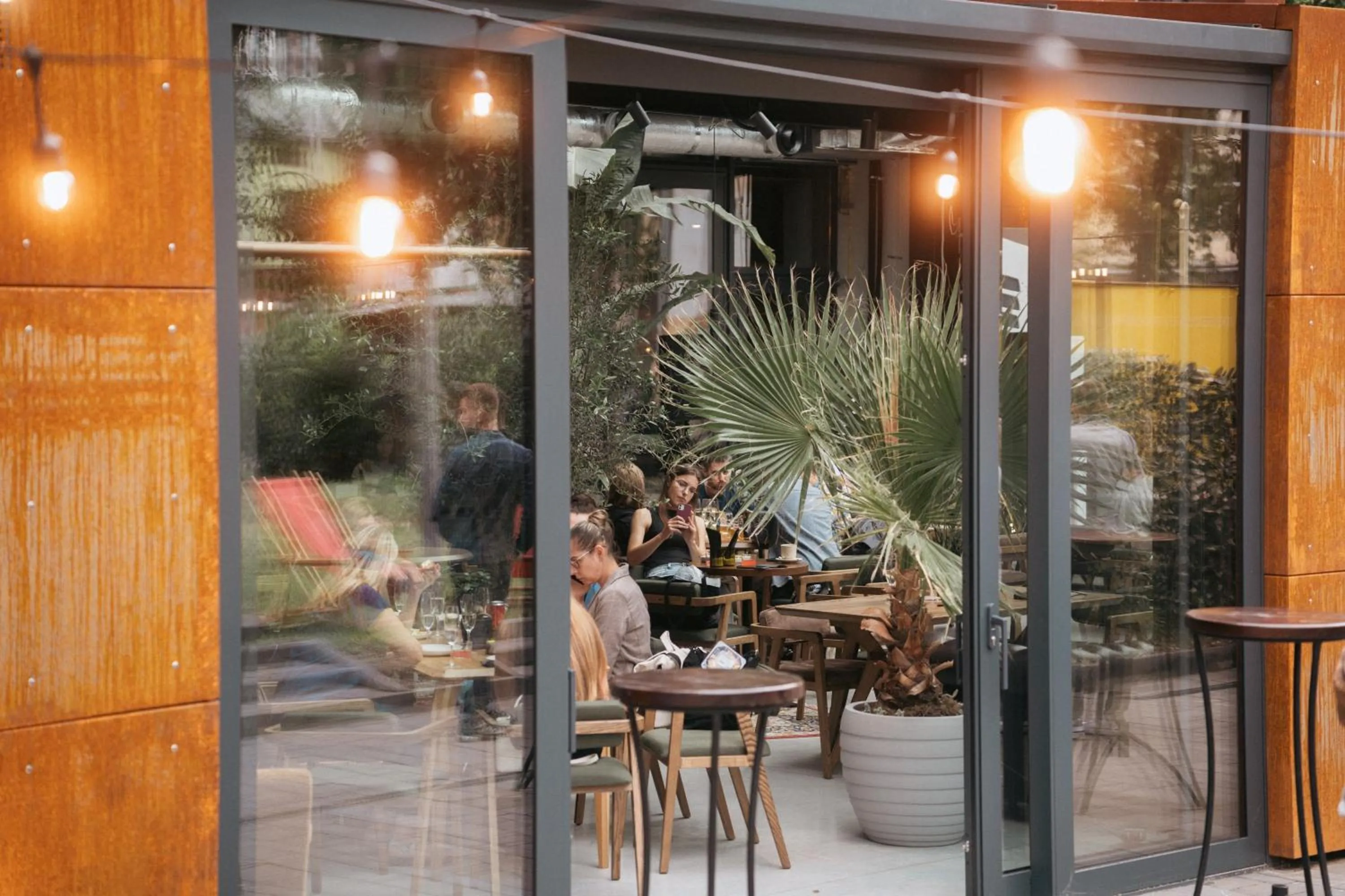 Restaurant/places to eat in !FEST Hotel