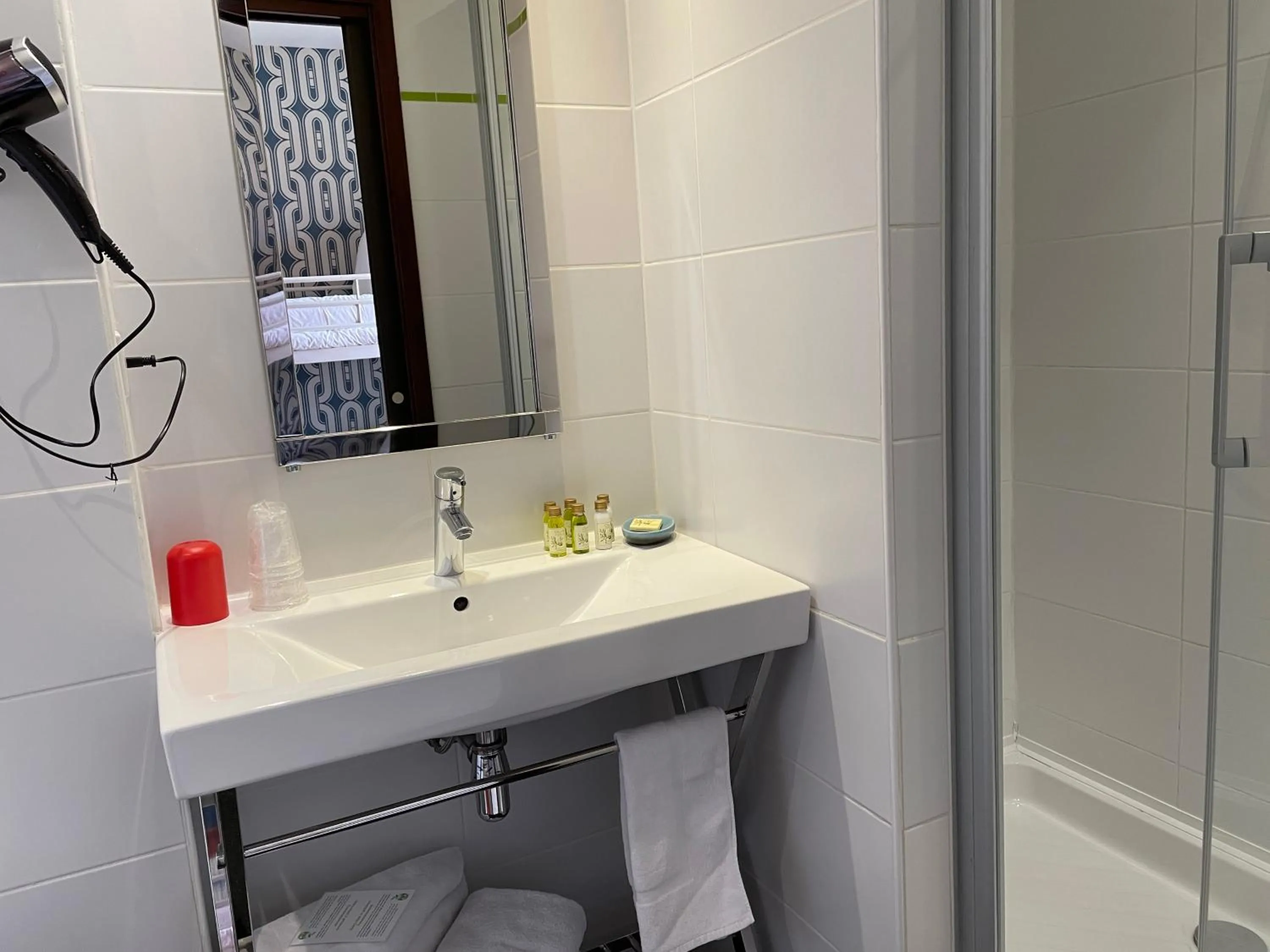 Bathroom in Hôtel Mirano