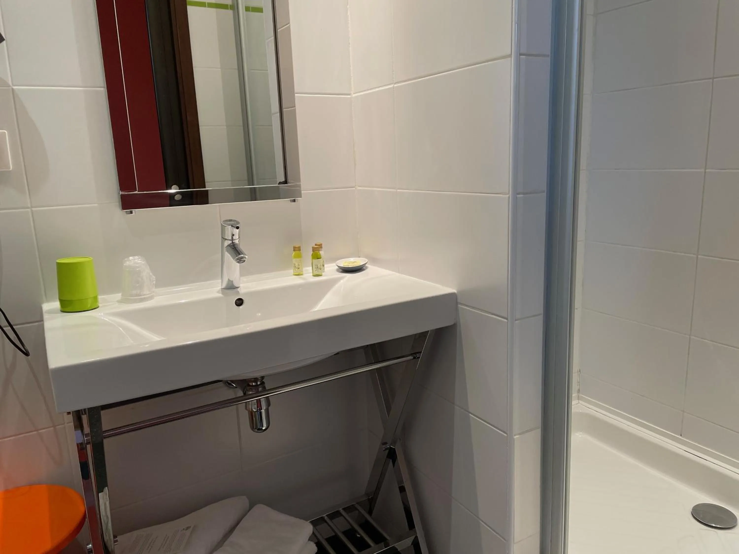 Bathroom in Hôtel Mirano