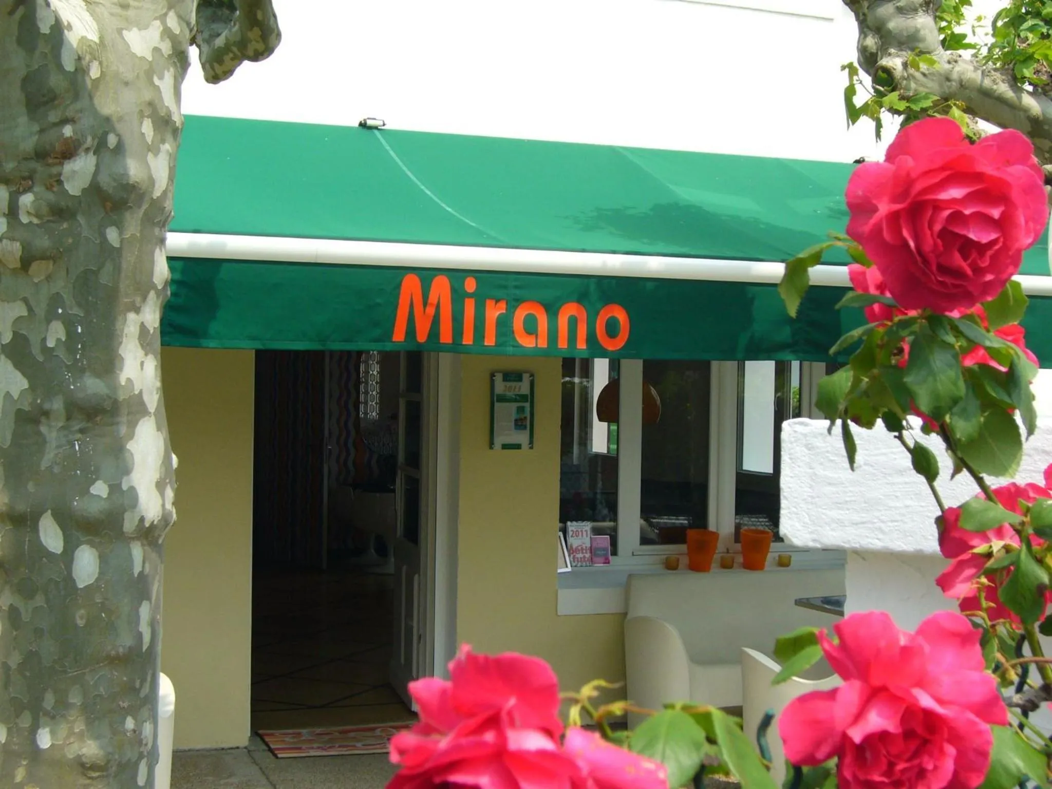 Facade/entrance in Hôtel Mirano
