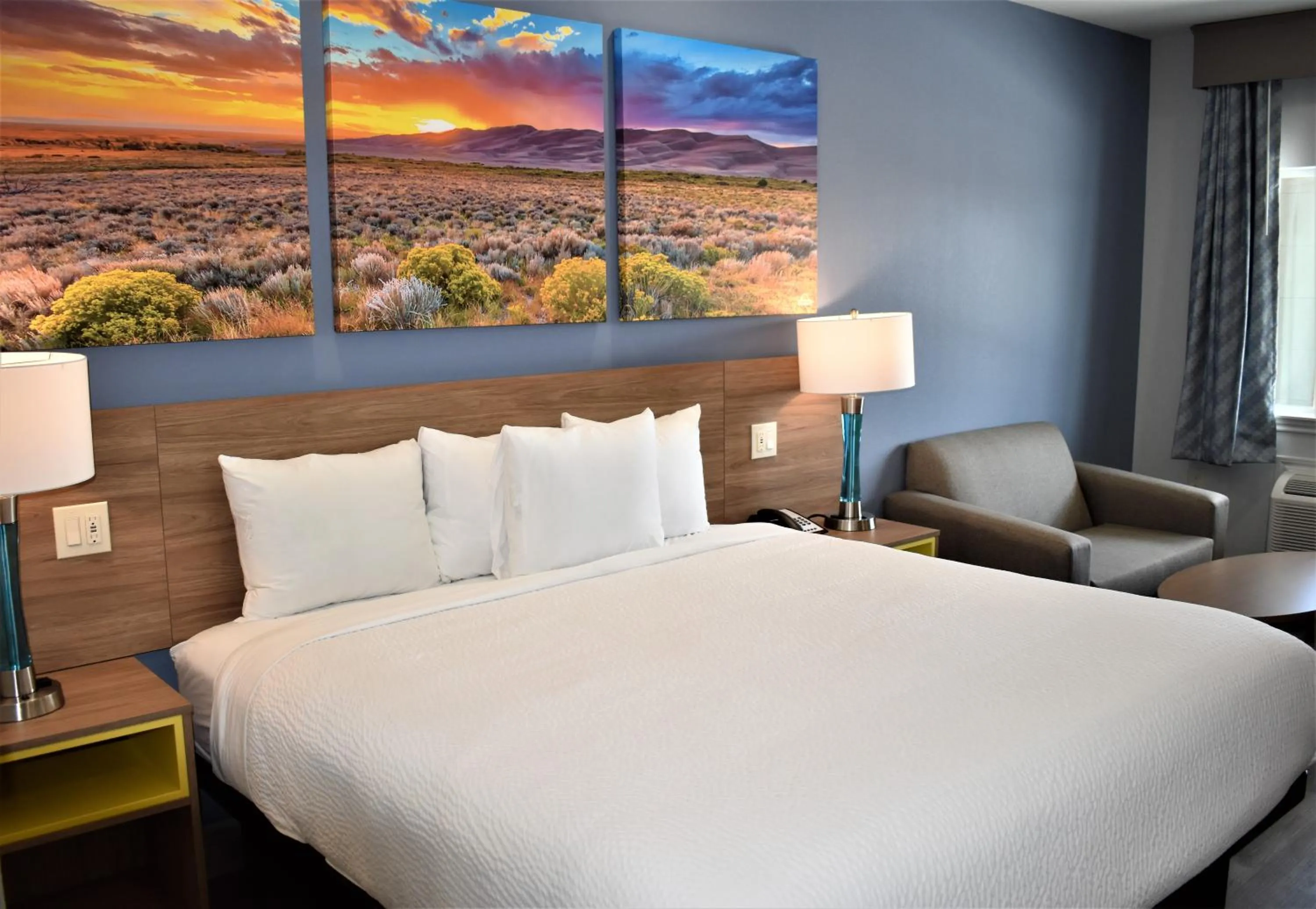 Bed in Days Inn & Suites by Wyndham Downtown/University of Houston