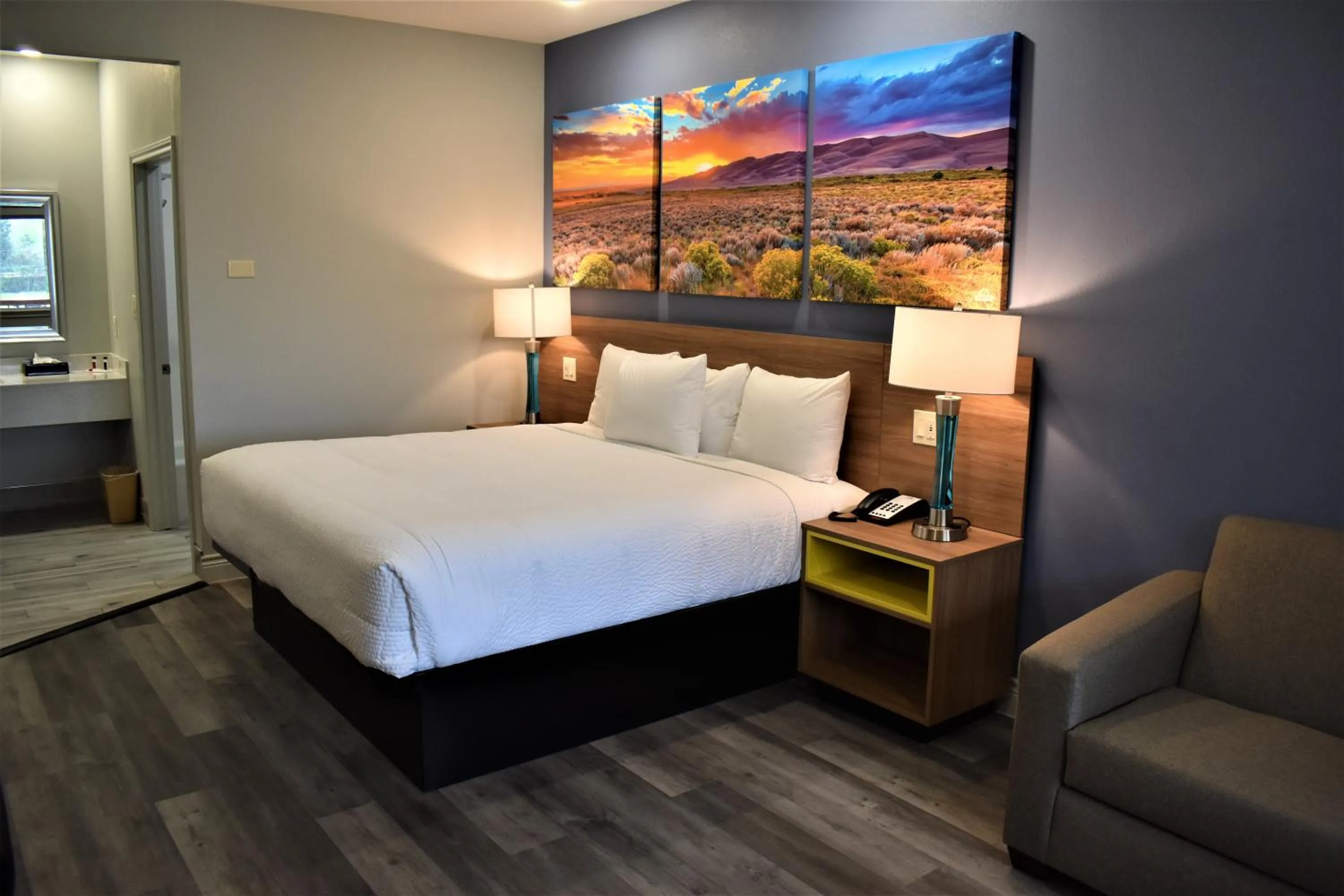 Photo of the whole room, Bed in Days Inn & Suites by Wyndham Downtown/University of Houston