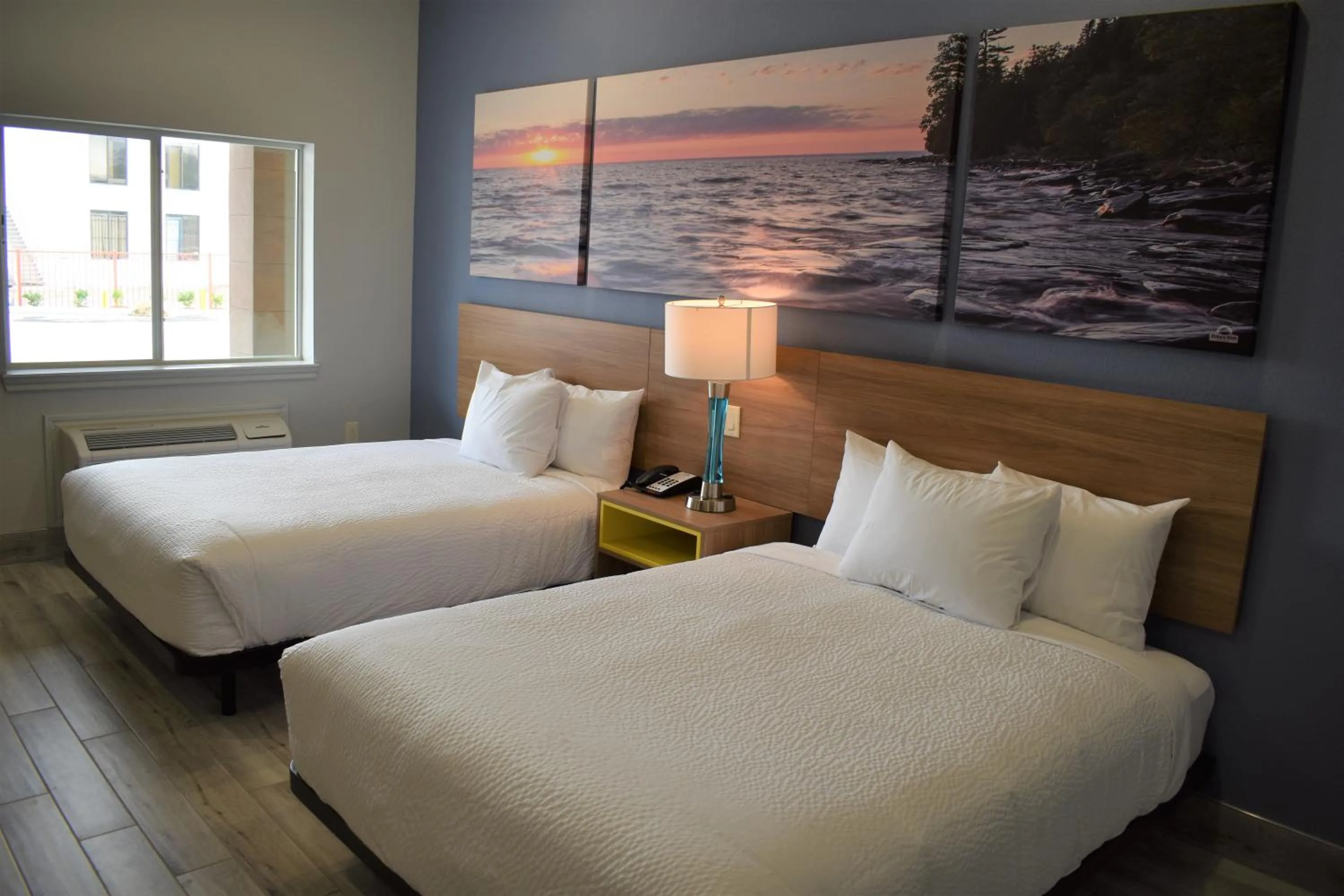 Bedroom, Bed in Days Inn & Suites by Wyndham Downtown/University of Houston