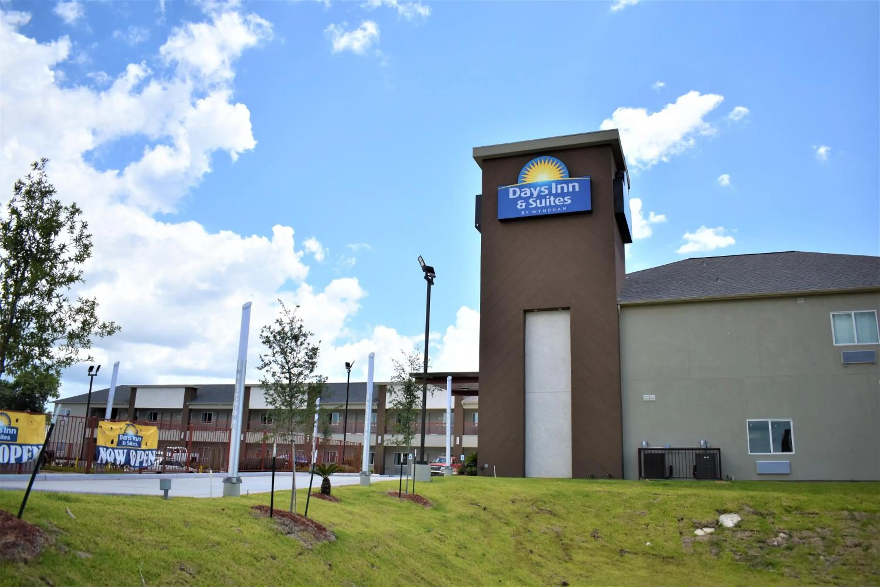 Property building in Days Inn & Suites by Wyndham Downtown/University of Houston