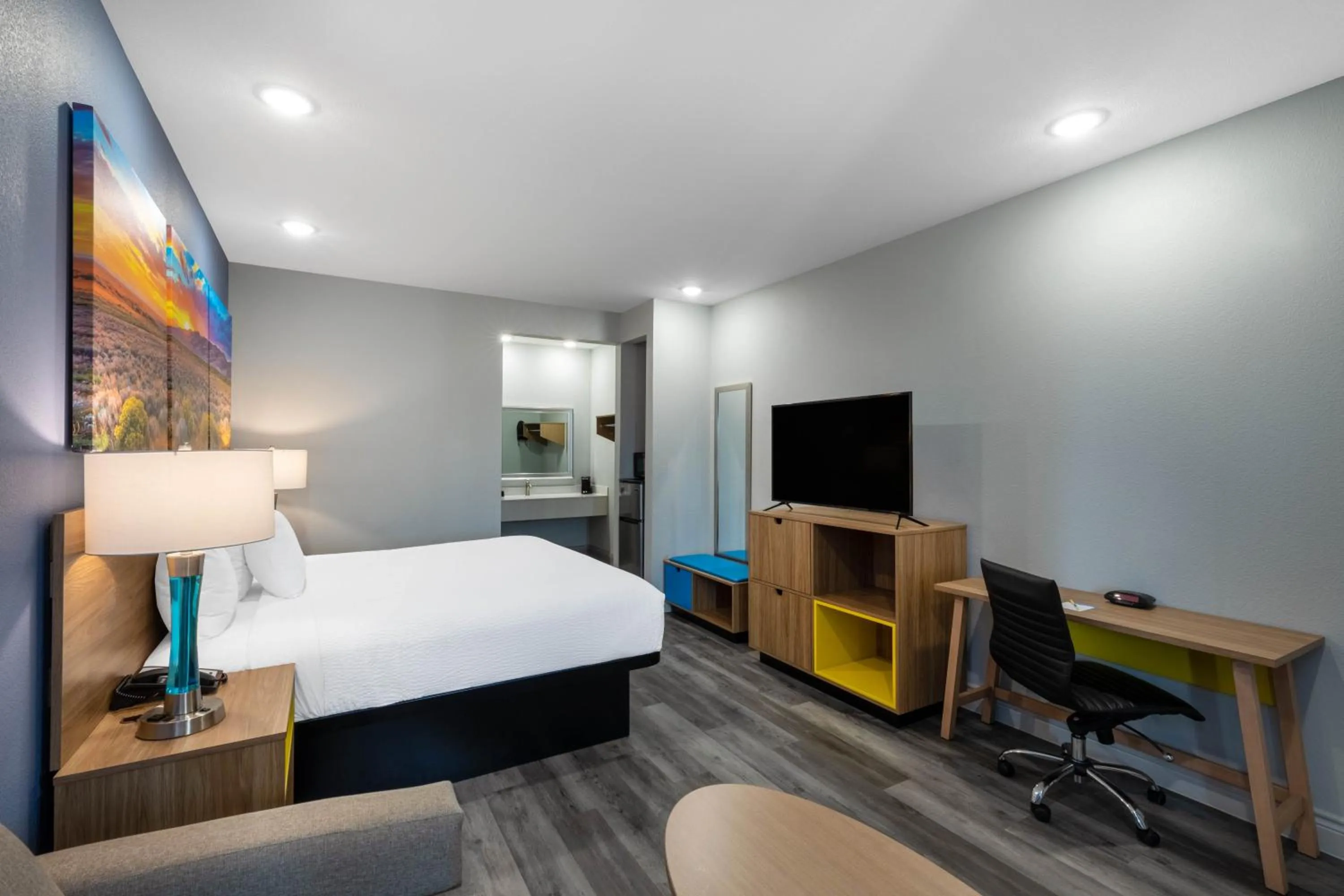 Photo of the whole room, Bed in Days Inn & Suites by Wyndham Downtown/University of Houston