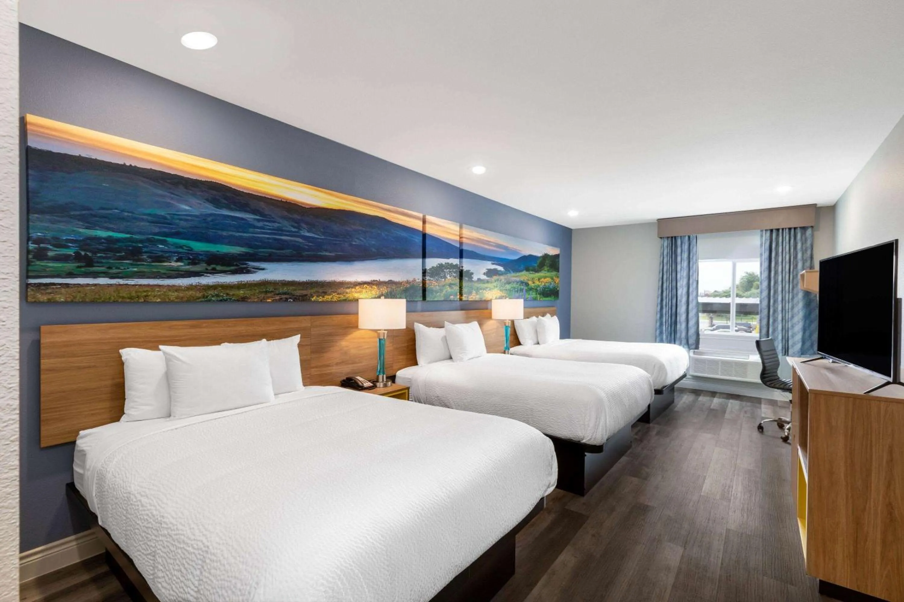 Photo of the whole room, Bed in Days Inn & Suites by Wyndham Downtown/University of Houston