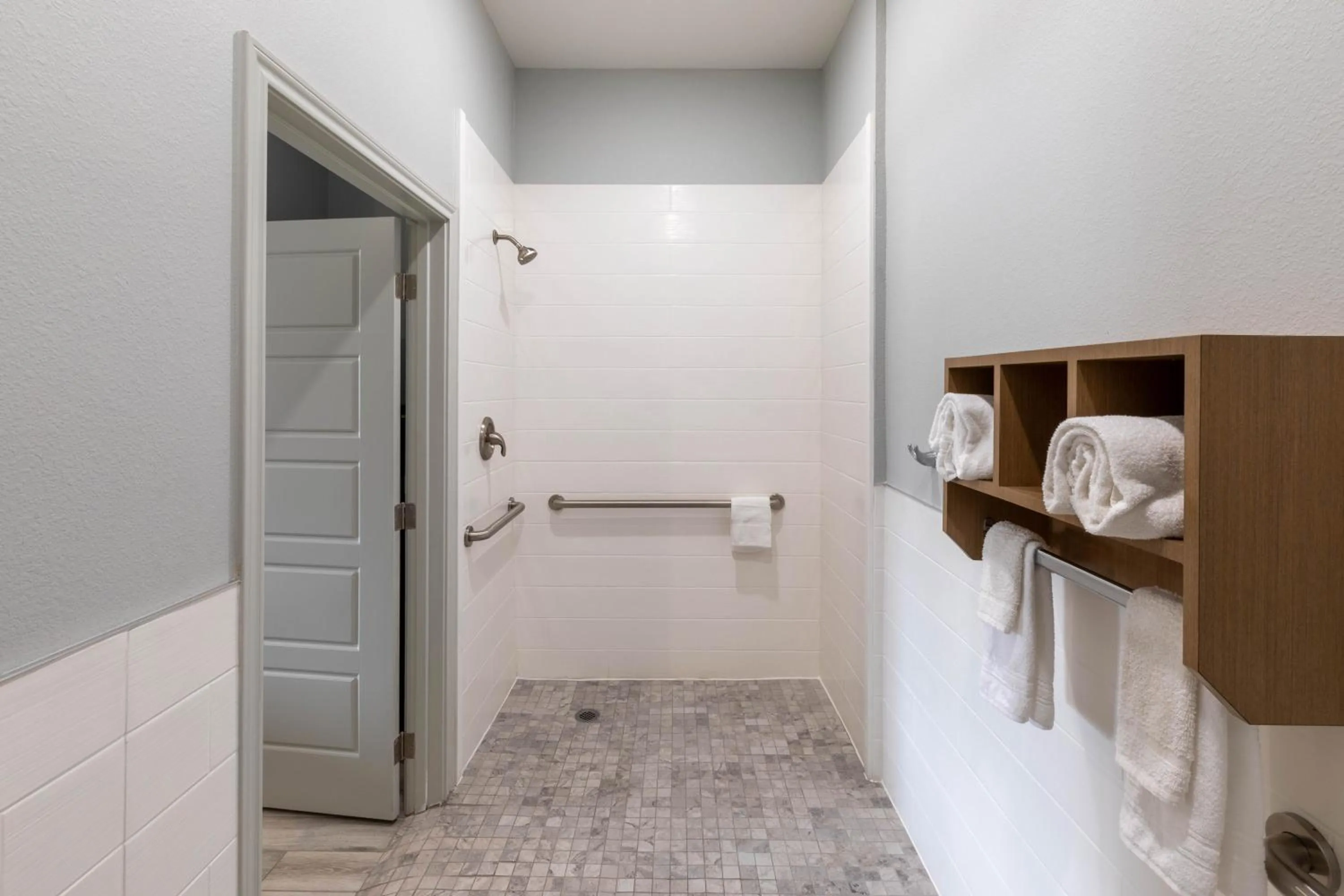 Shower in Days Inn & Suites by Wyndham Downtown/University of Houston