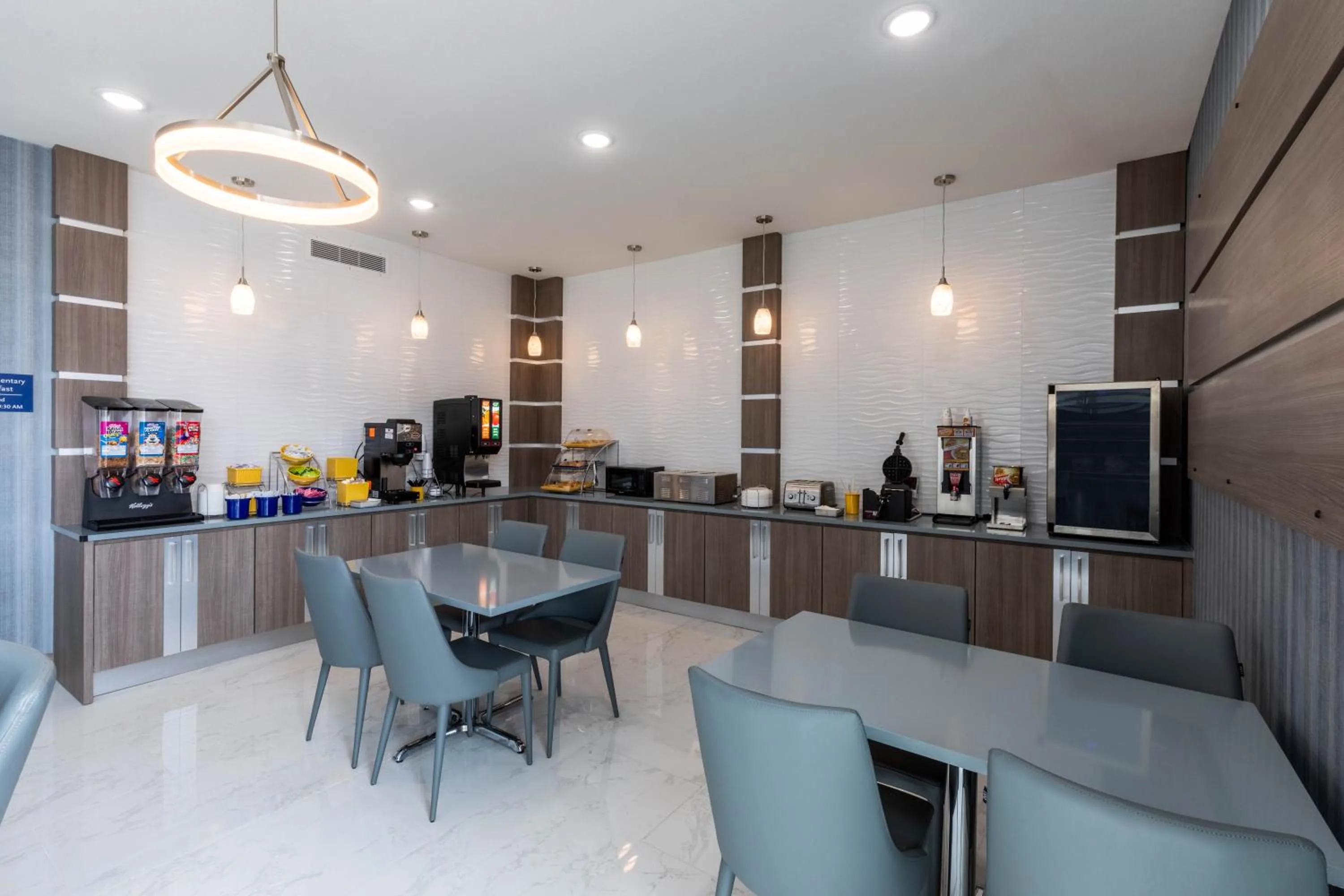 Breakfast in Days Inn & Suites by Wyndham Downtown/University of Houston