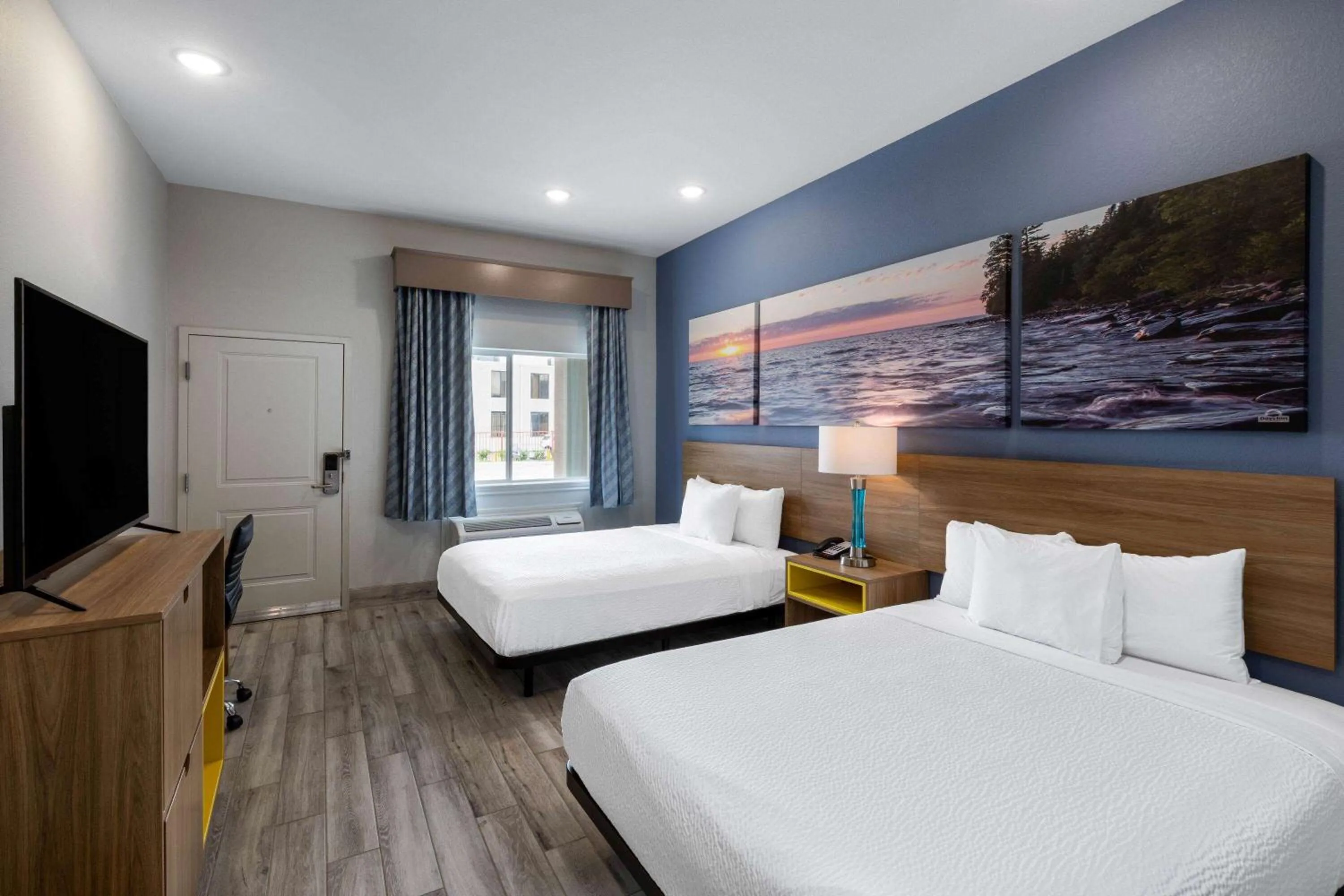 Photo of the whole room, Bed in Days Inn & Suites by Wyndham Downtown/University of Houston