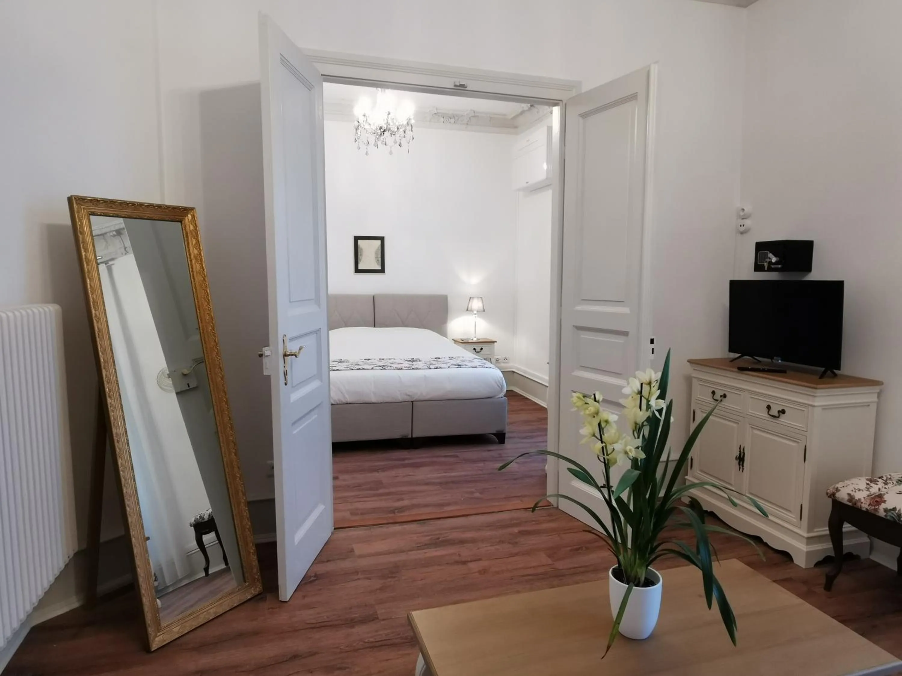 Communal lounge/ TV room, Bed in Colmar Suites - Résidence