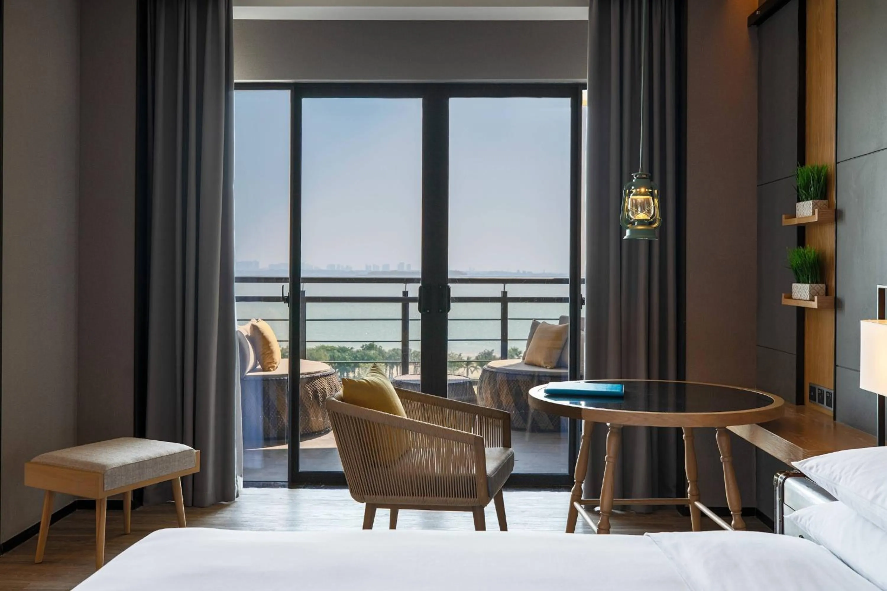 Photo of the whole room, Bed in Renaissance Xiamen Hotel