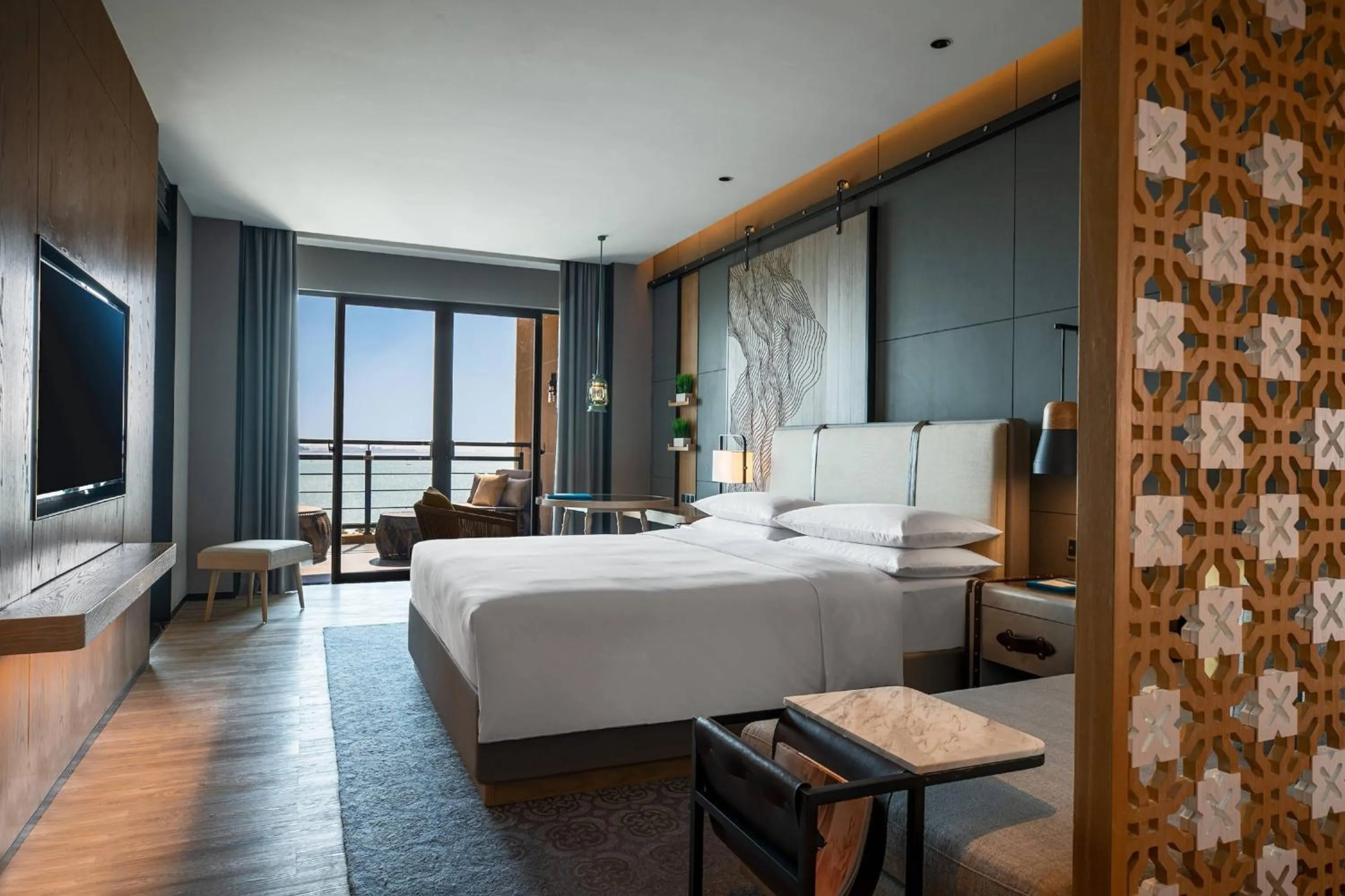 Photo of the whole room, Bed in Renaissance Xiamen Hotel