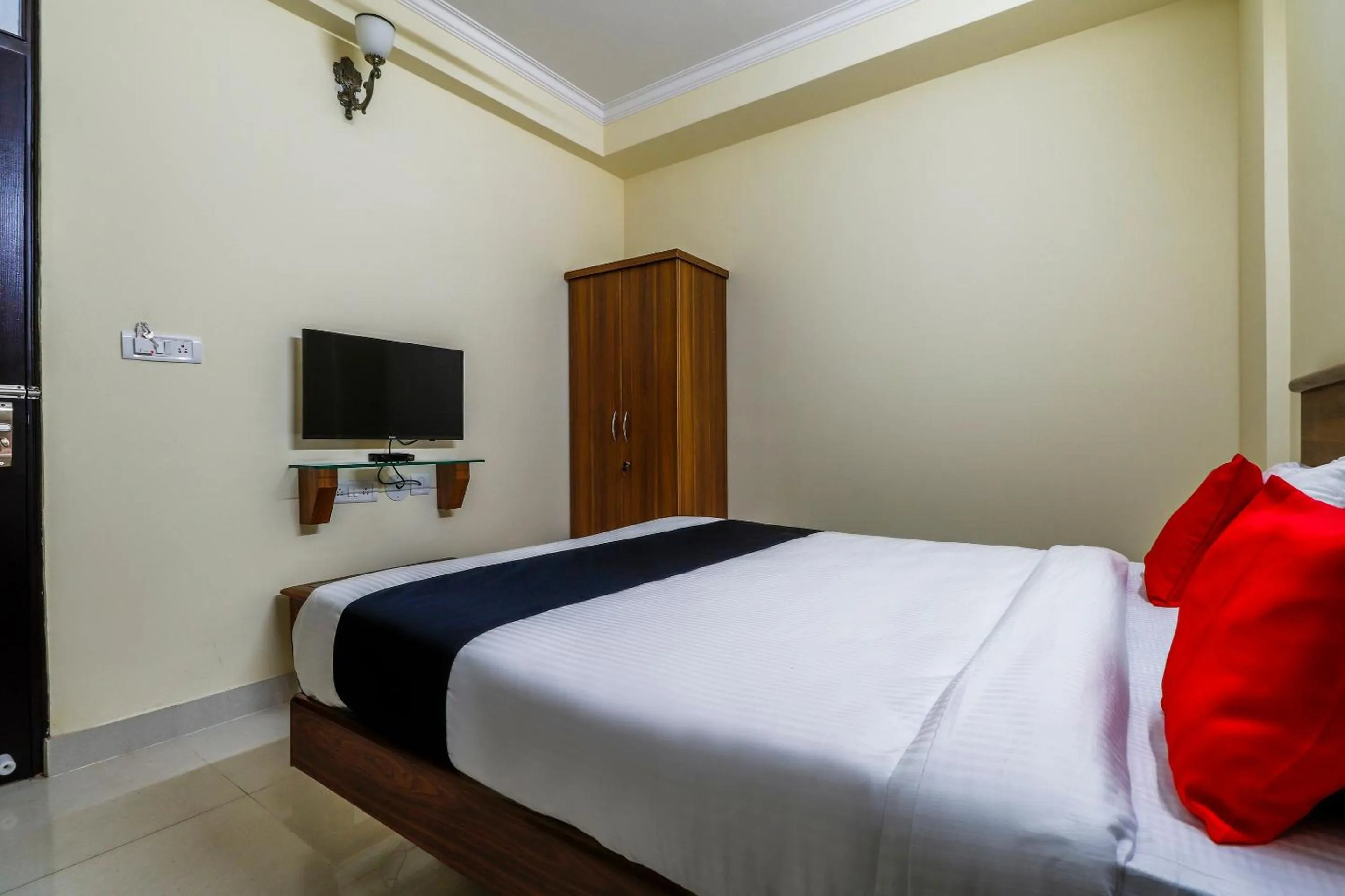 Bedroom, Bed in Capital O SLN Residency