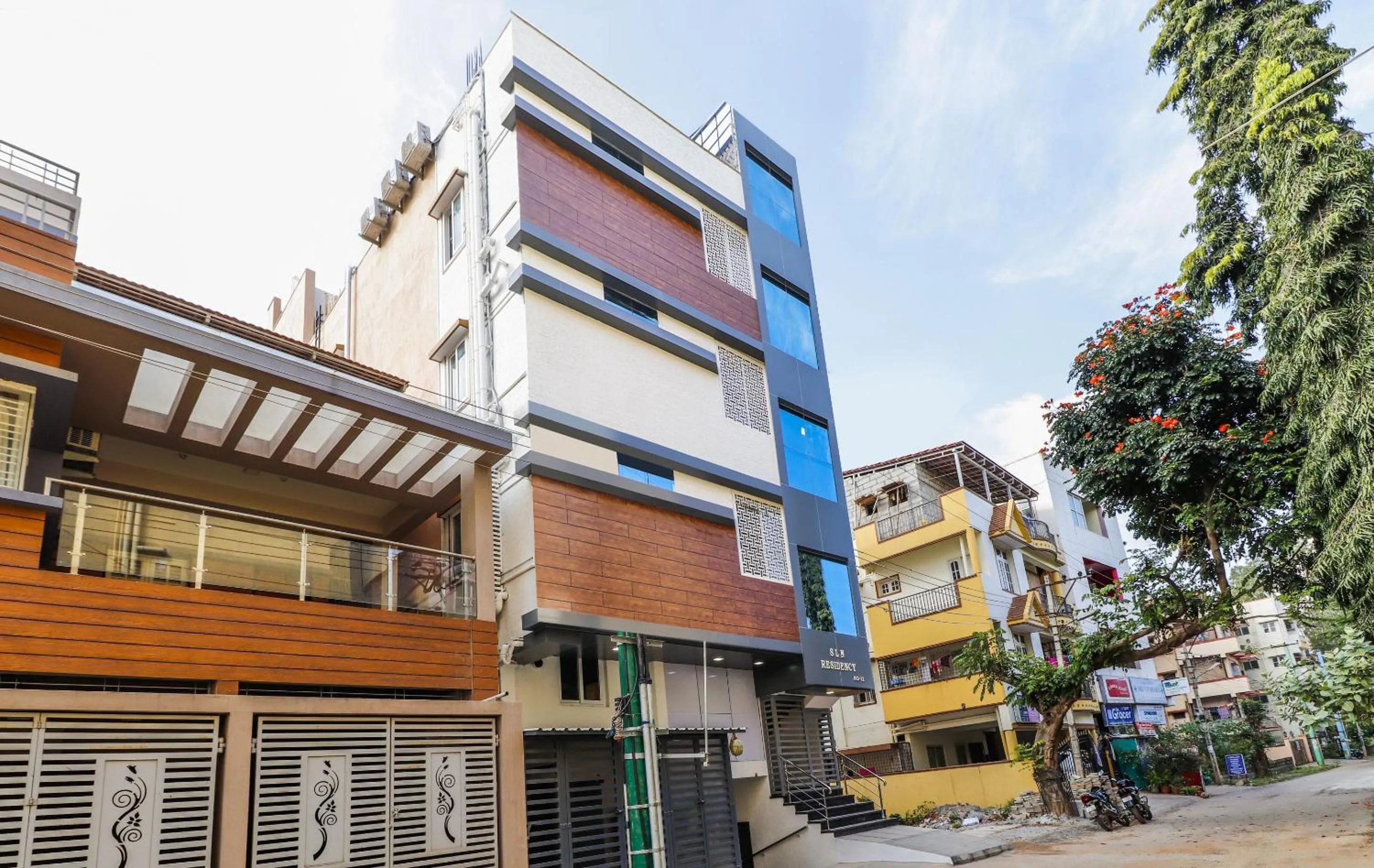 Facade/entrance in Capital O SLN Residency