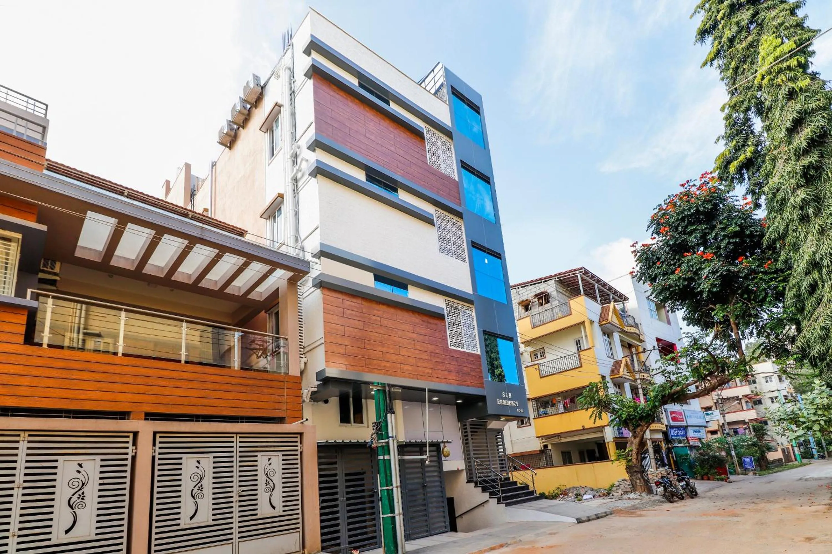 Facade/entrance in Capital O SLN Residency