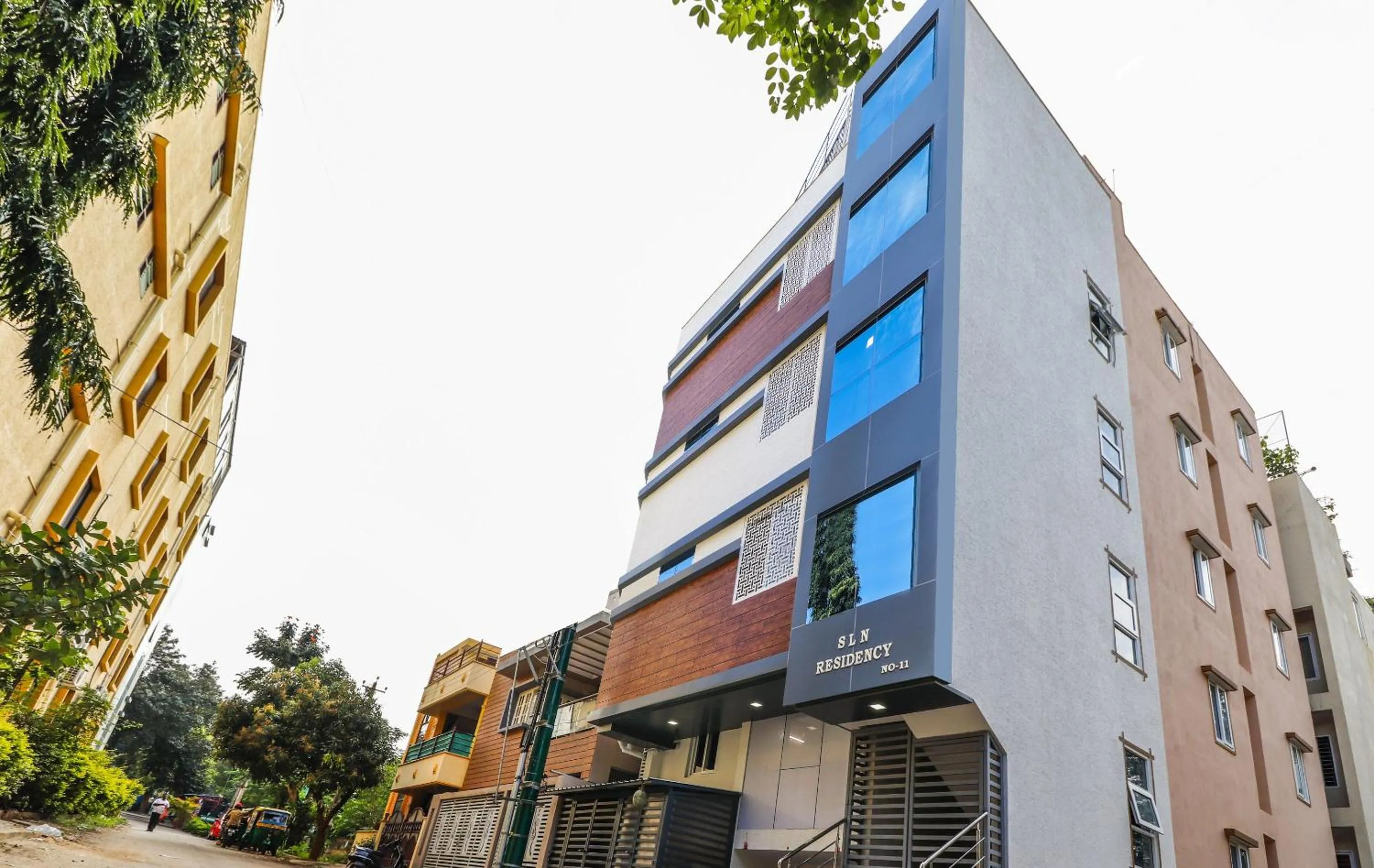 Facade/entrance in Capital O SLN Residency