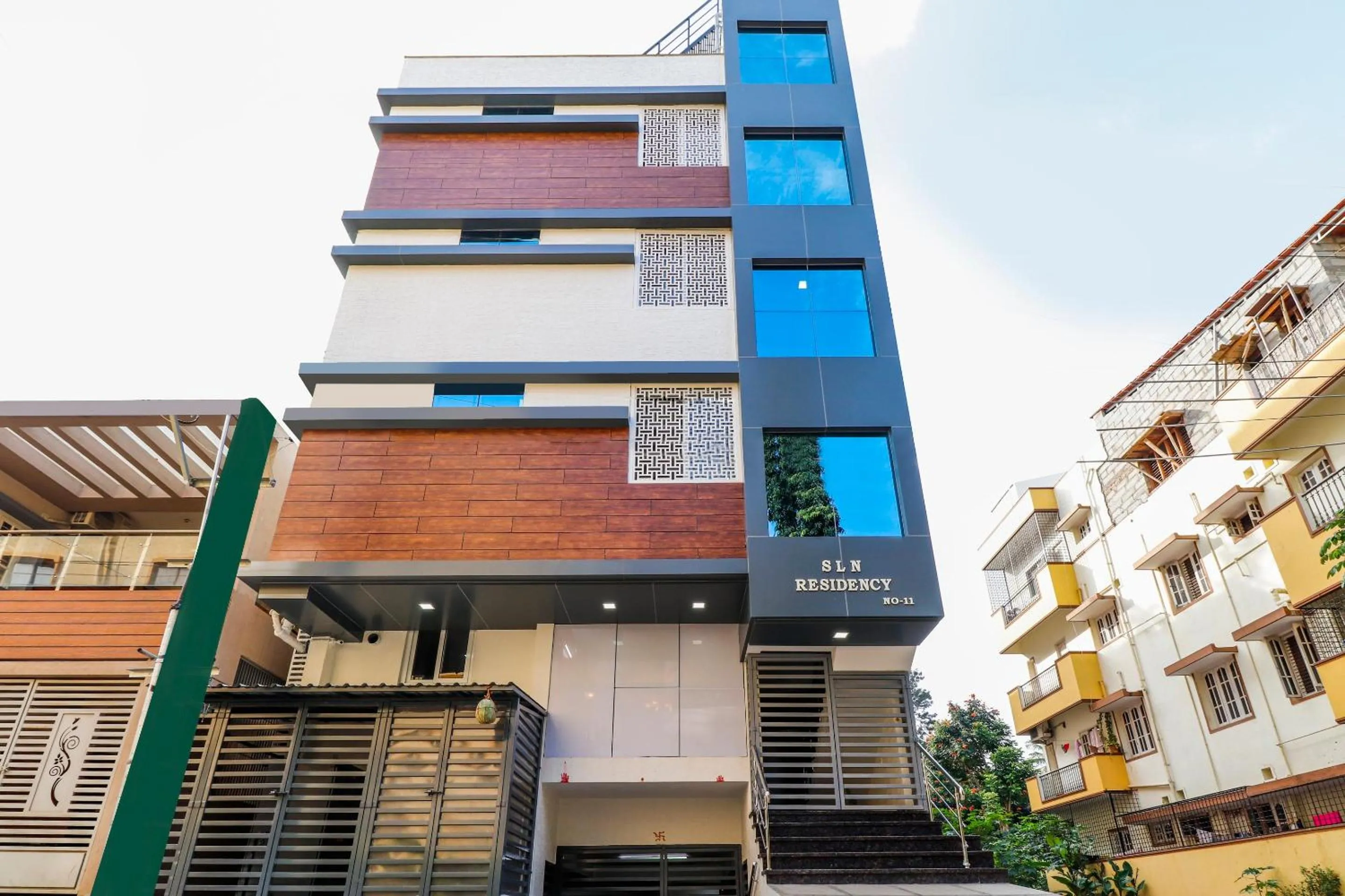 Facade/entrance in Capital O SLN Residency