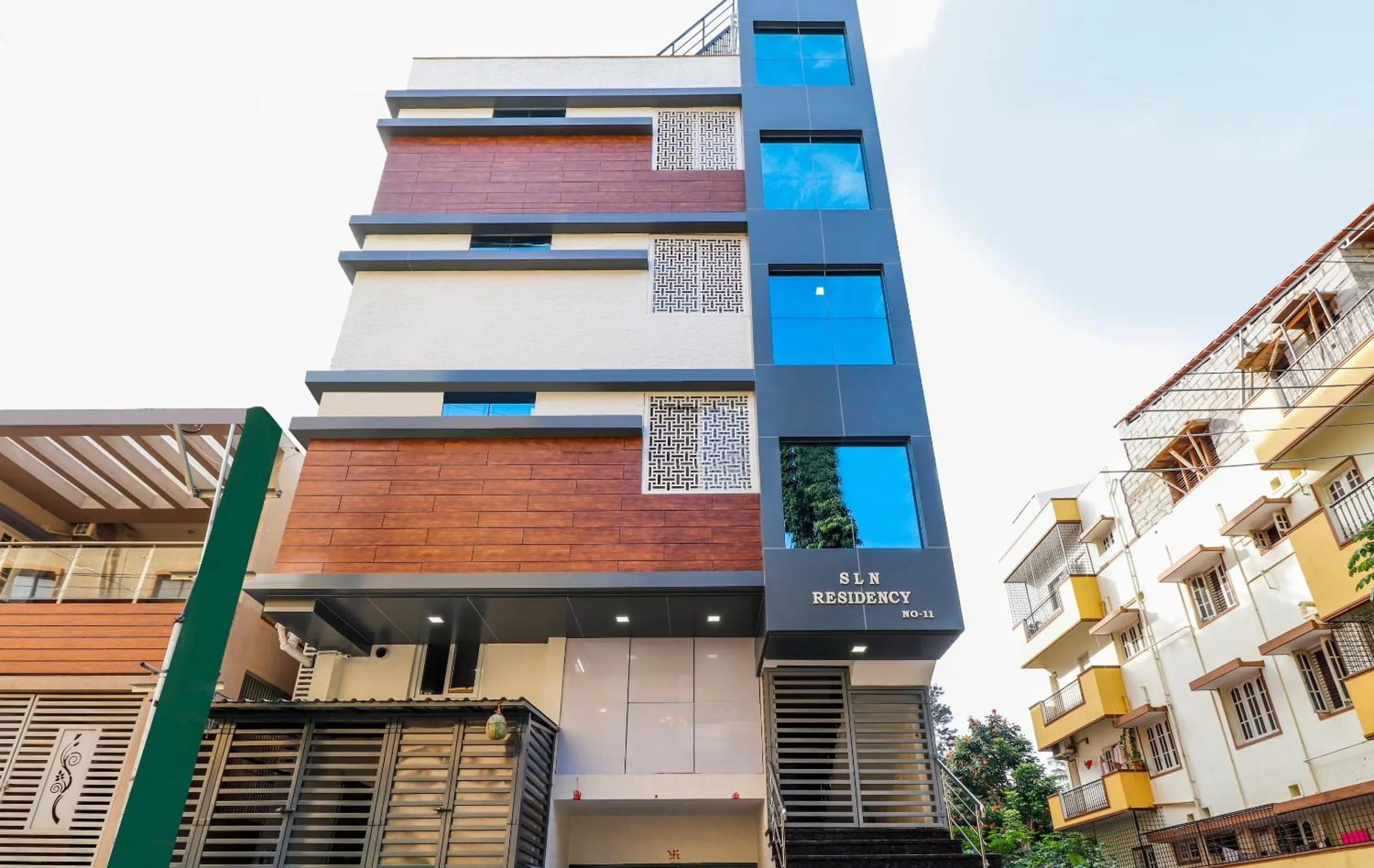 Facade/entrance in Capital O SLN Residency