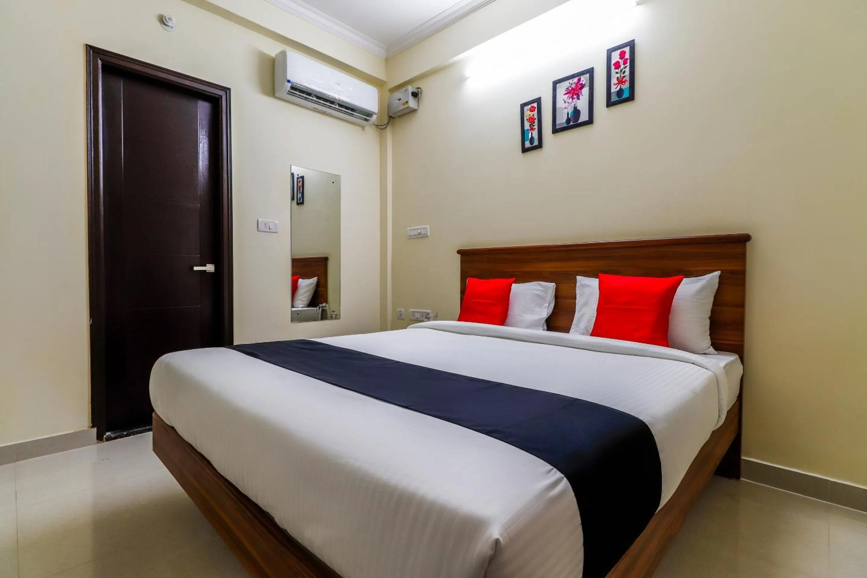 Bedroom, Bed in Capital O SLN Residency
