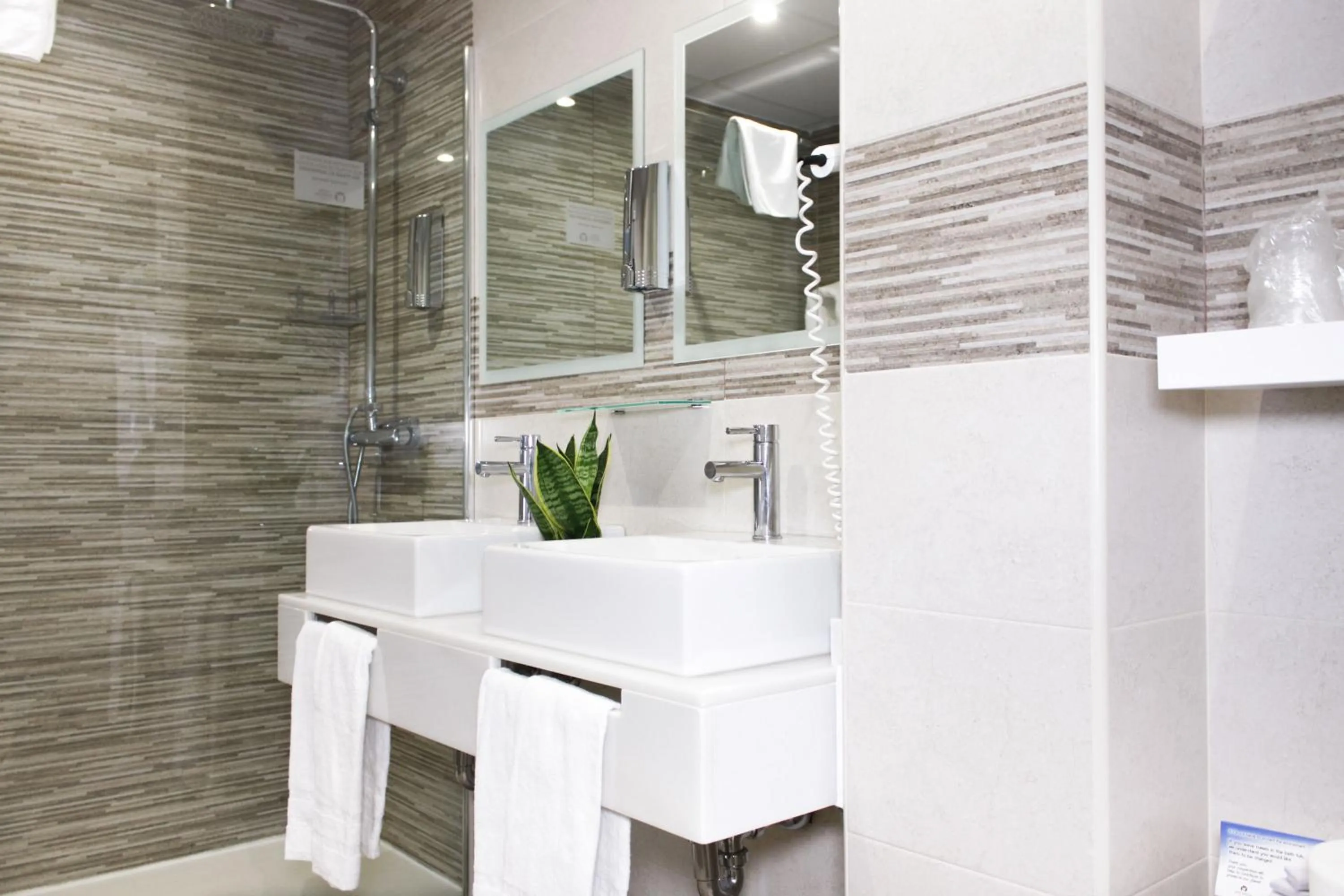 Bathroom in Hotel Castilla Torrijos