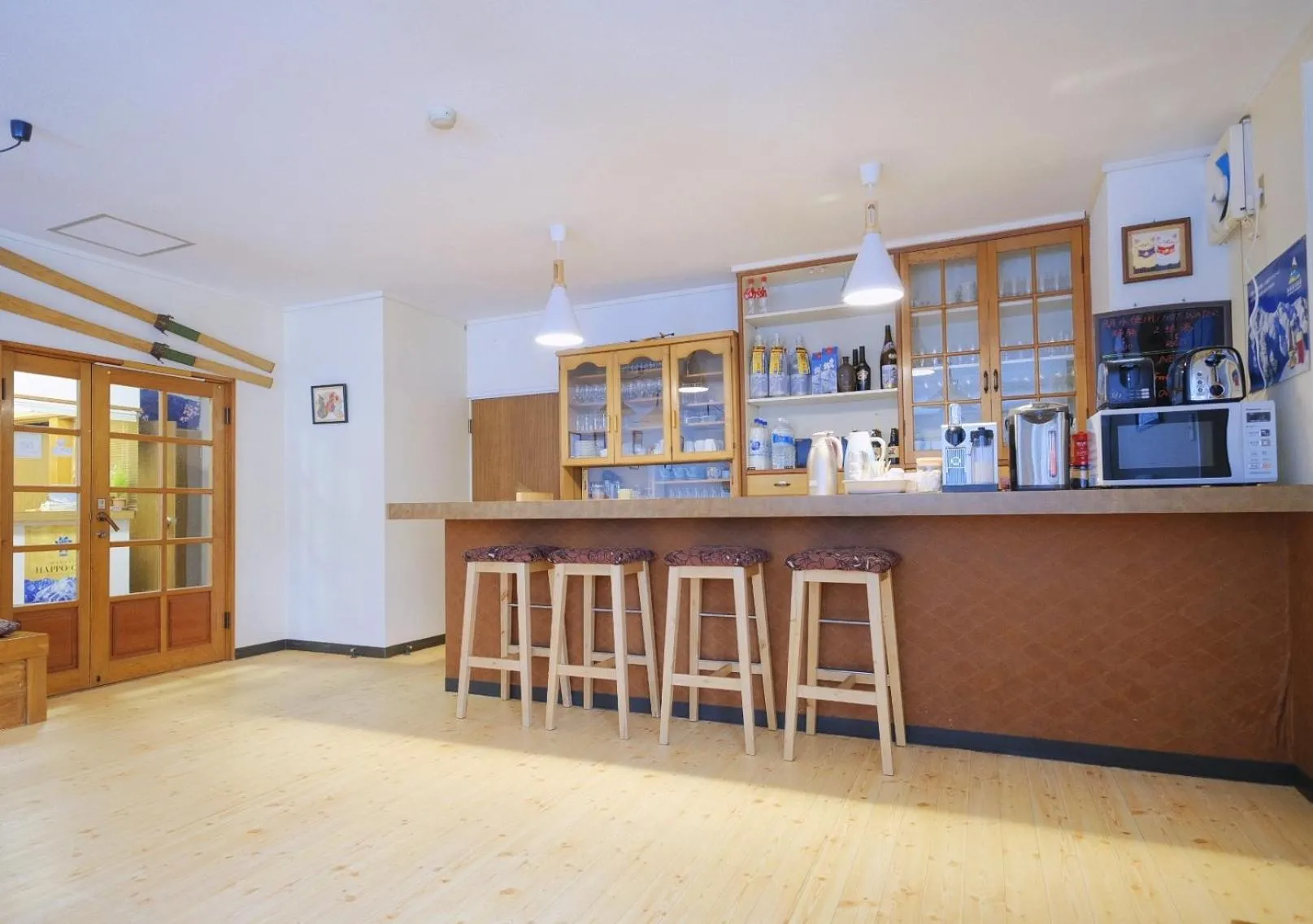 Communal lounge/ TV room in Snow Elephant