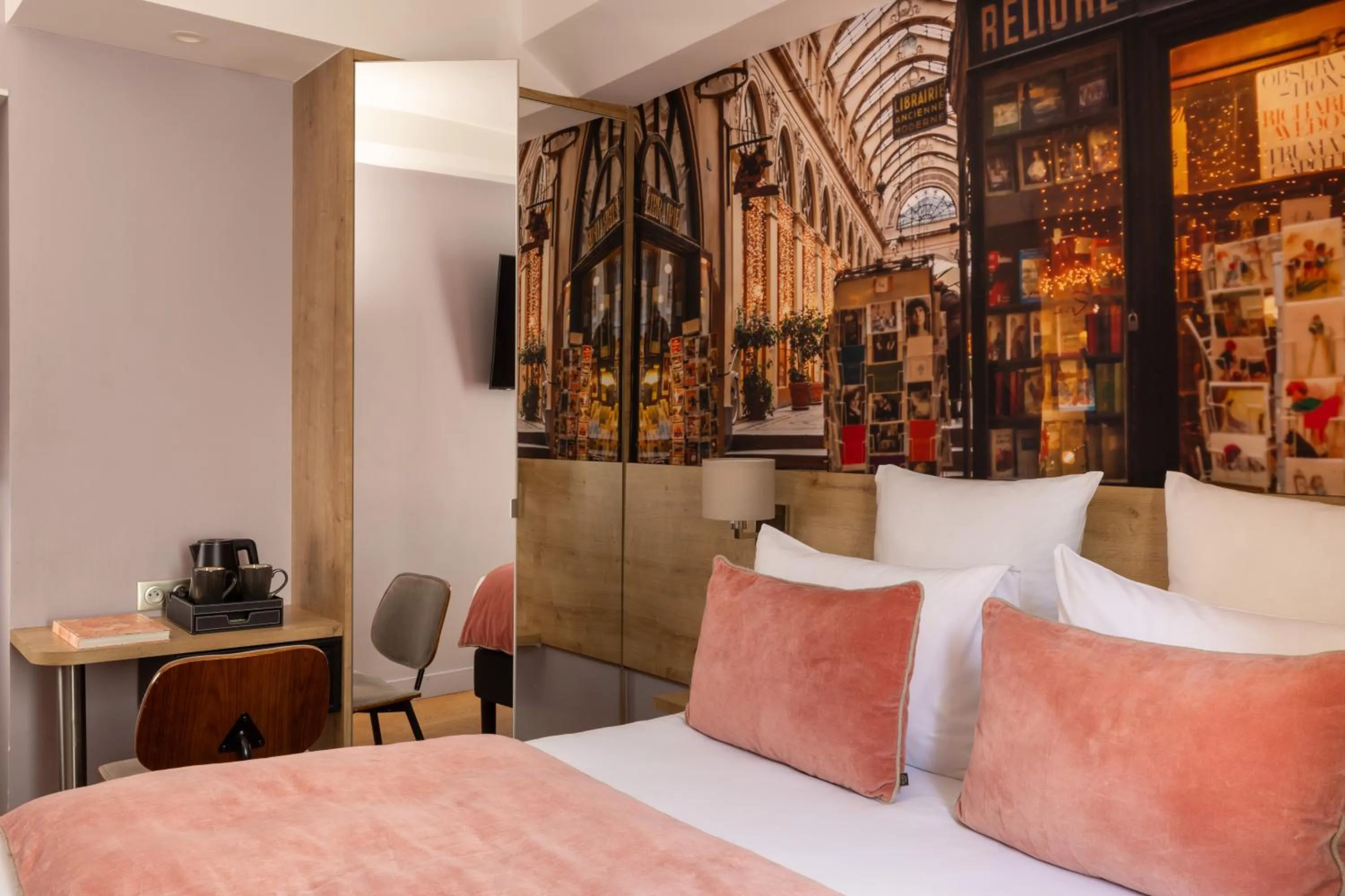 Bed in Midnight Hôtel Paris