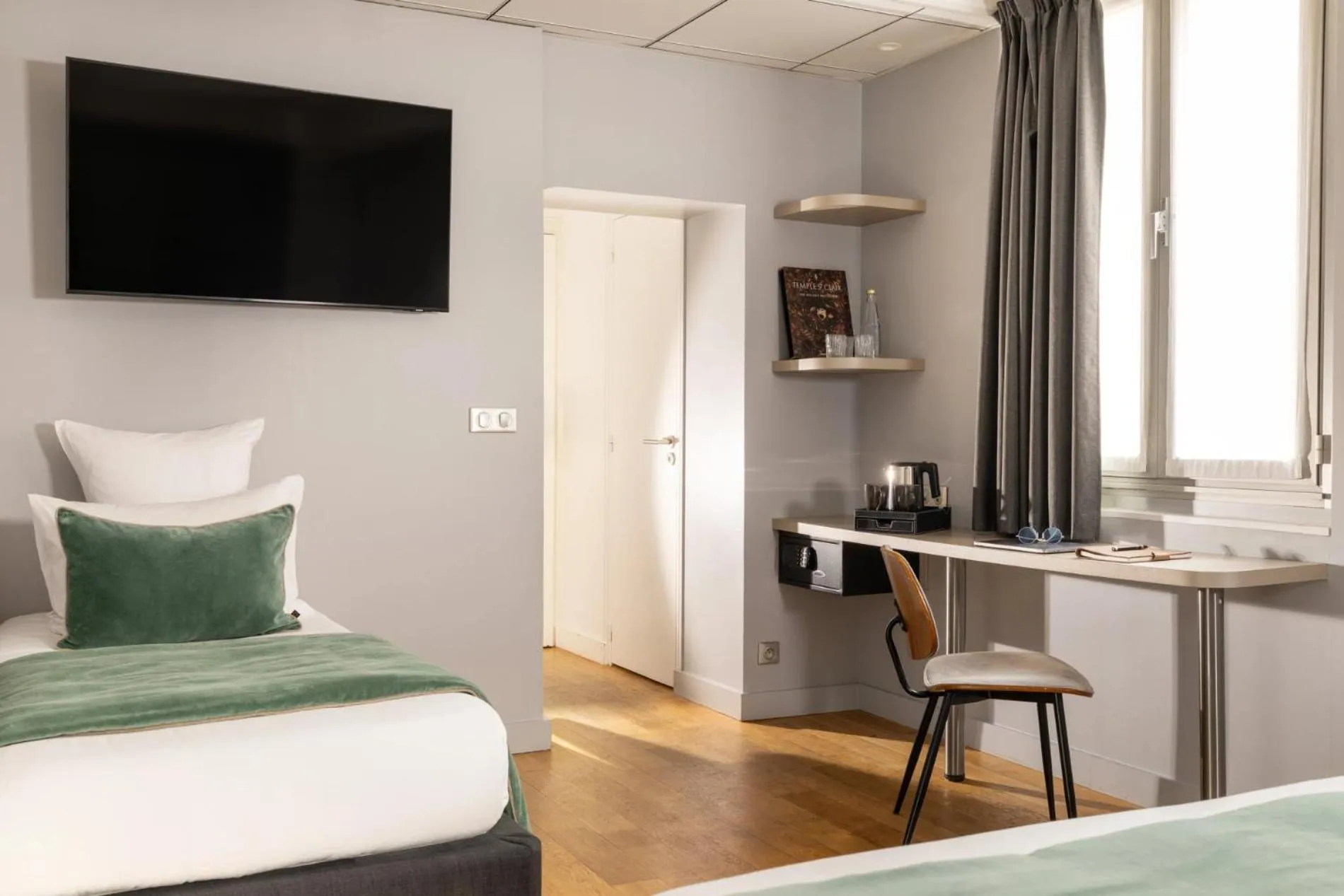 Bed in Midnight Hôtel Paris