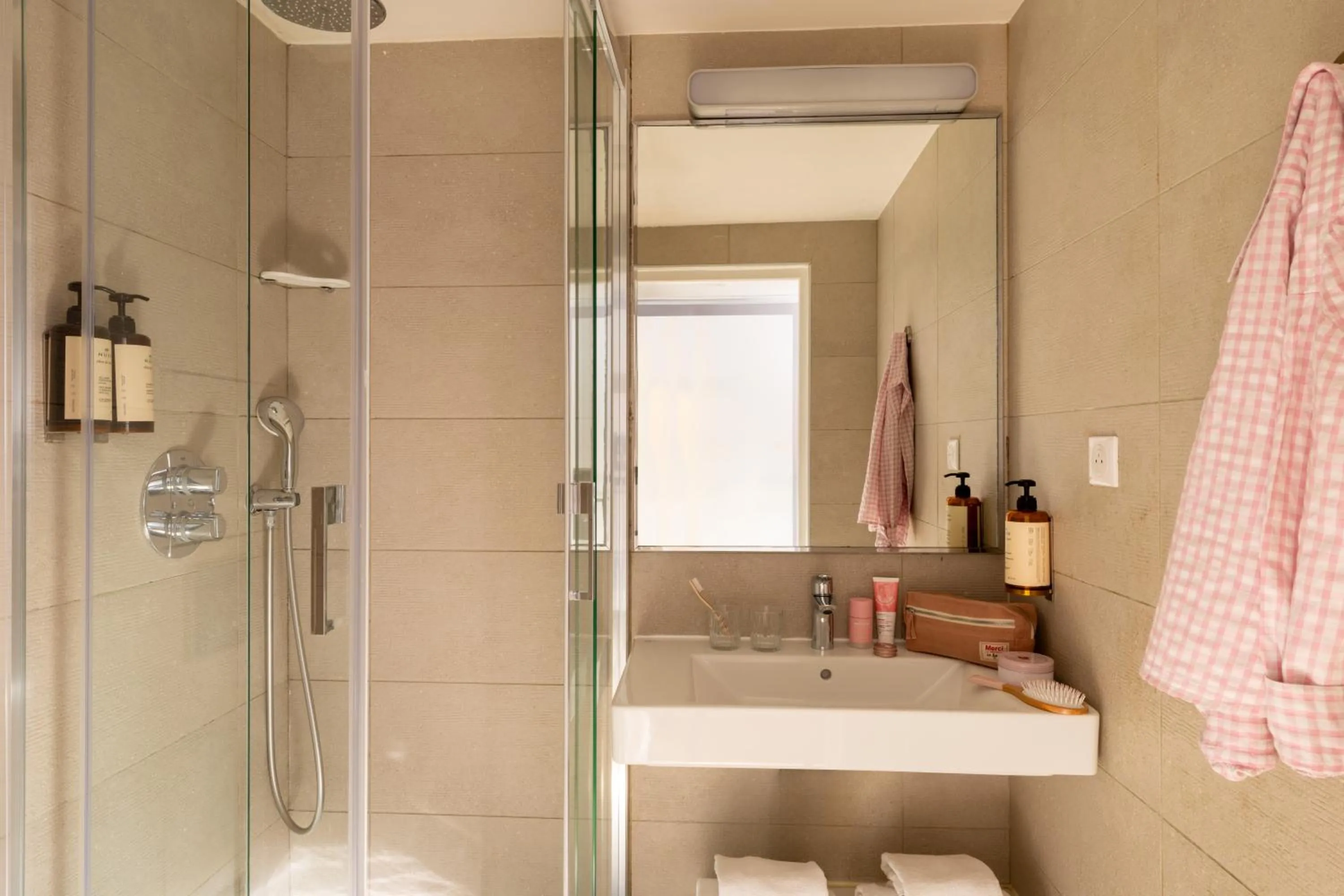 Shower in Midnight Hôtel Paris