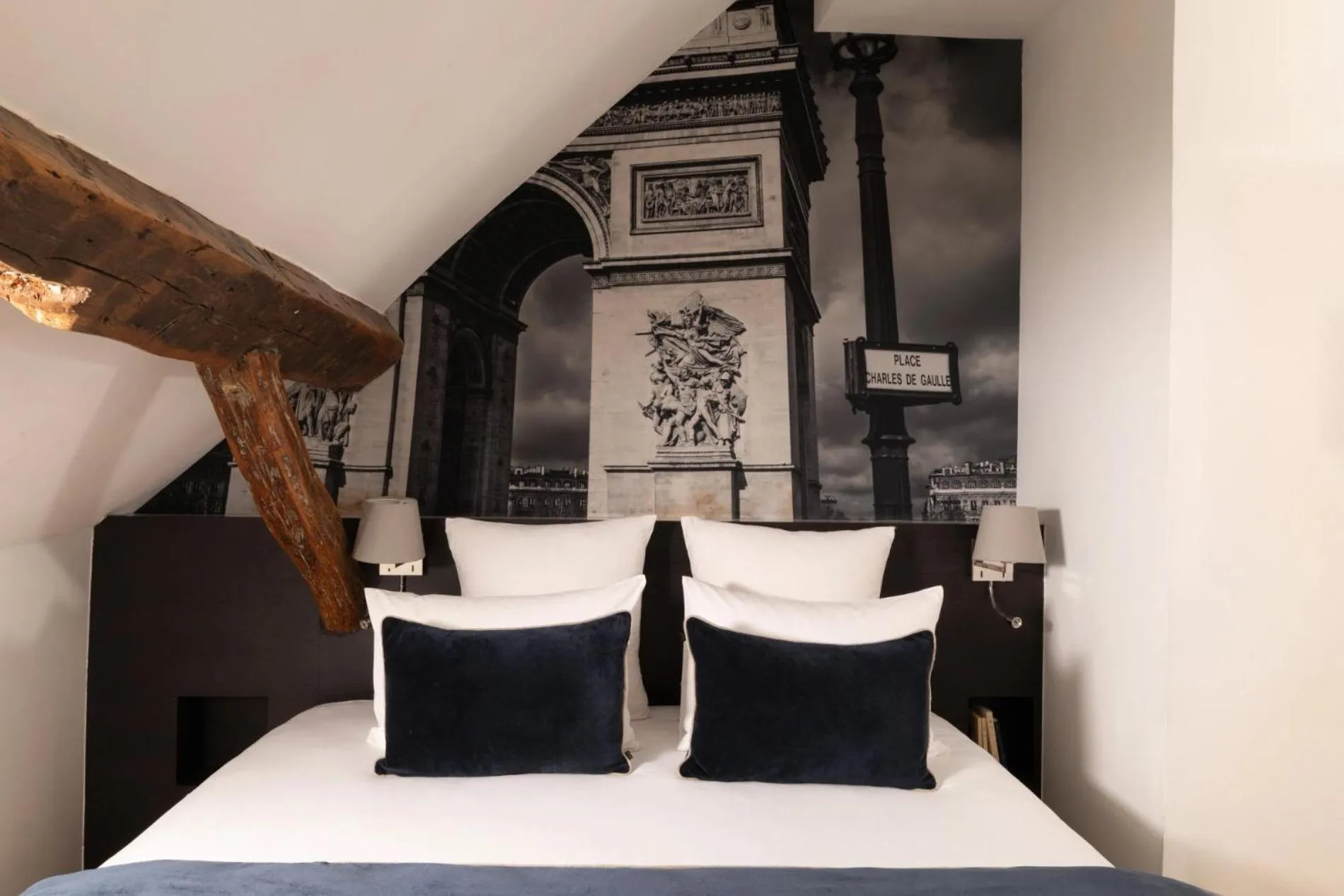 Bed in Midnight Hôtel Paris