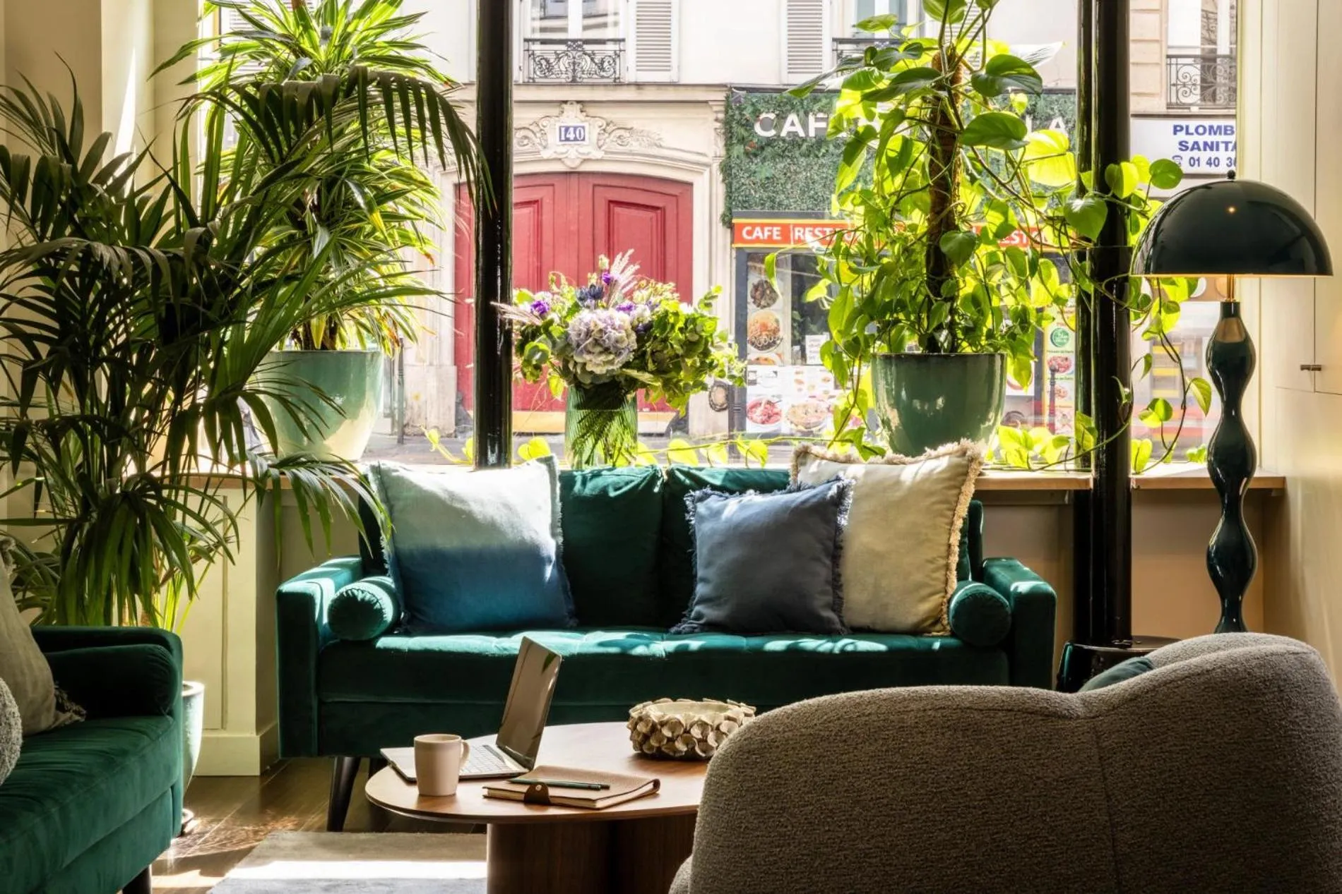 Living room in Midnight Hôtel Paris