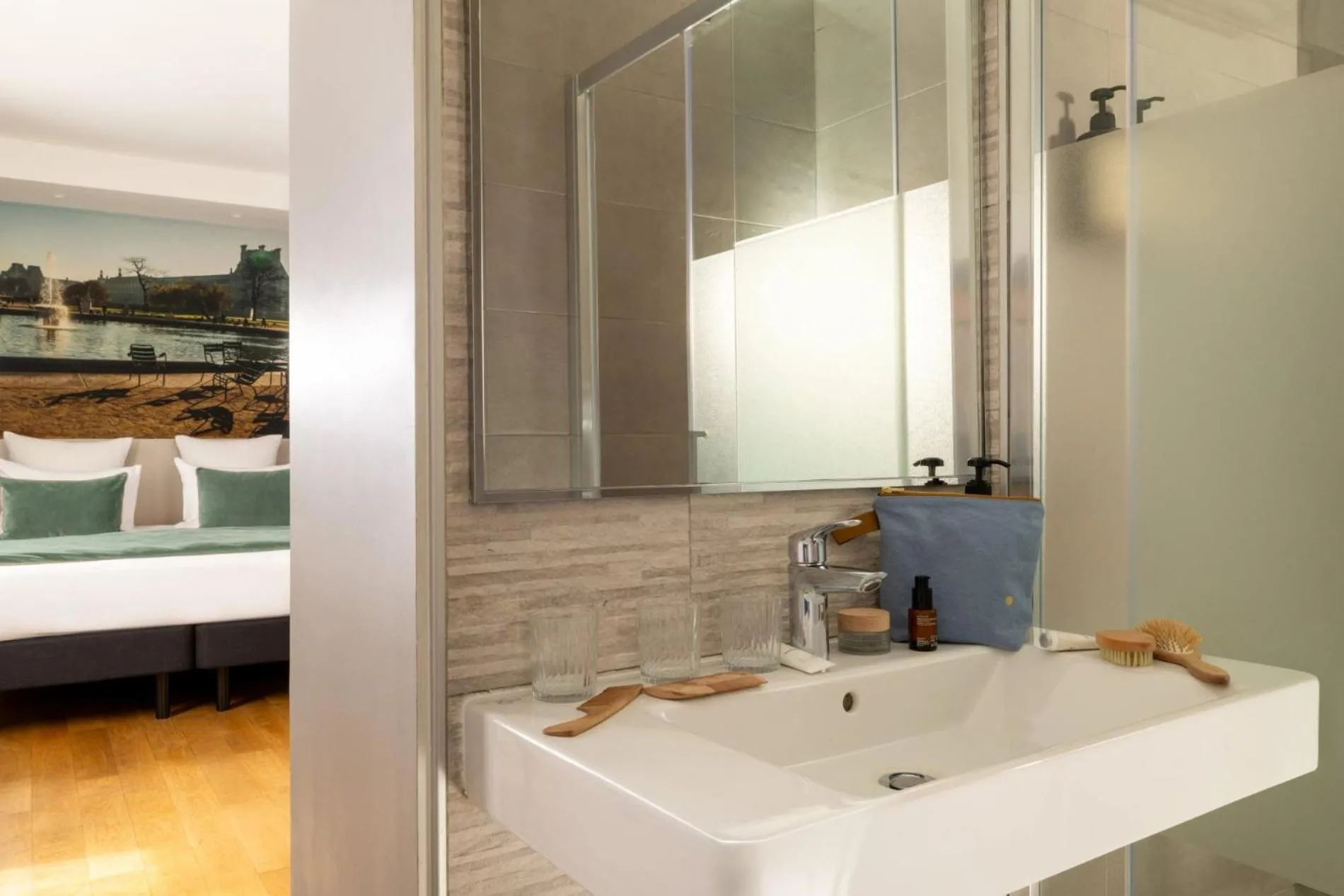 Bathroom, Bed in Midnight Hôtel Paris