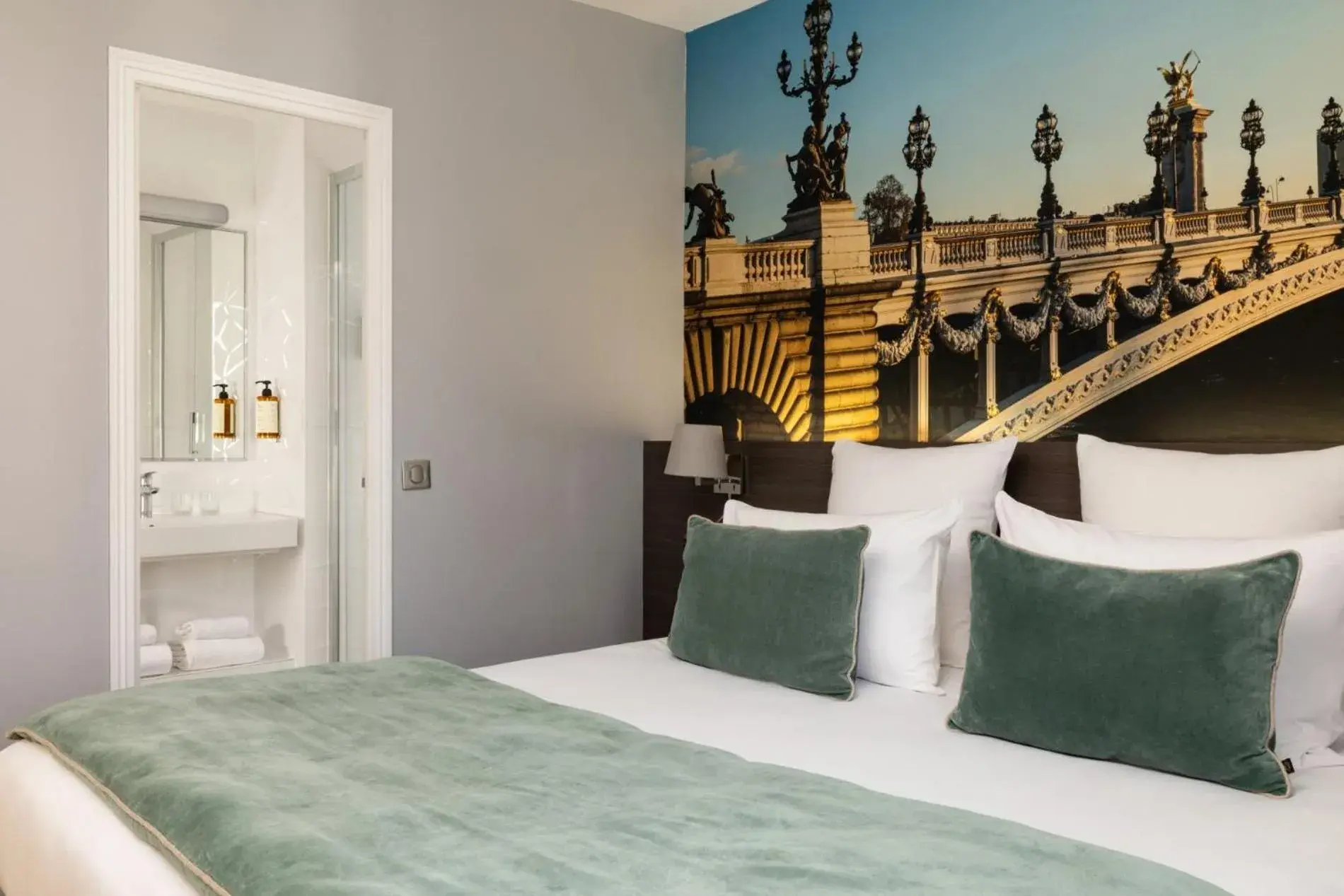 Executive Double Room in Midnight Hôtel Paris Executive Double Room in Midnight Hôtel Paris