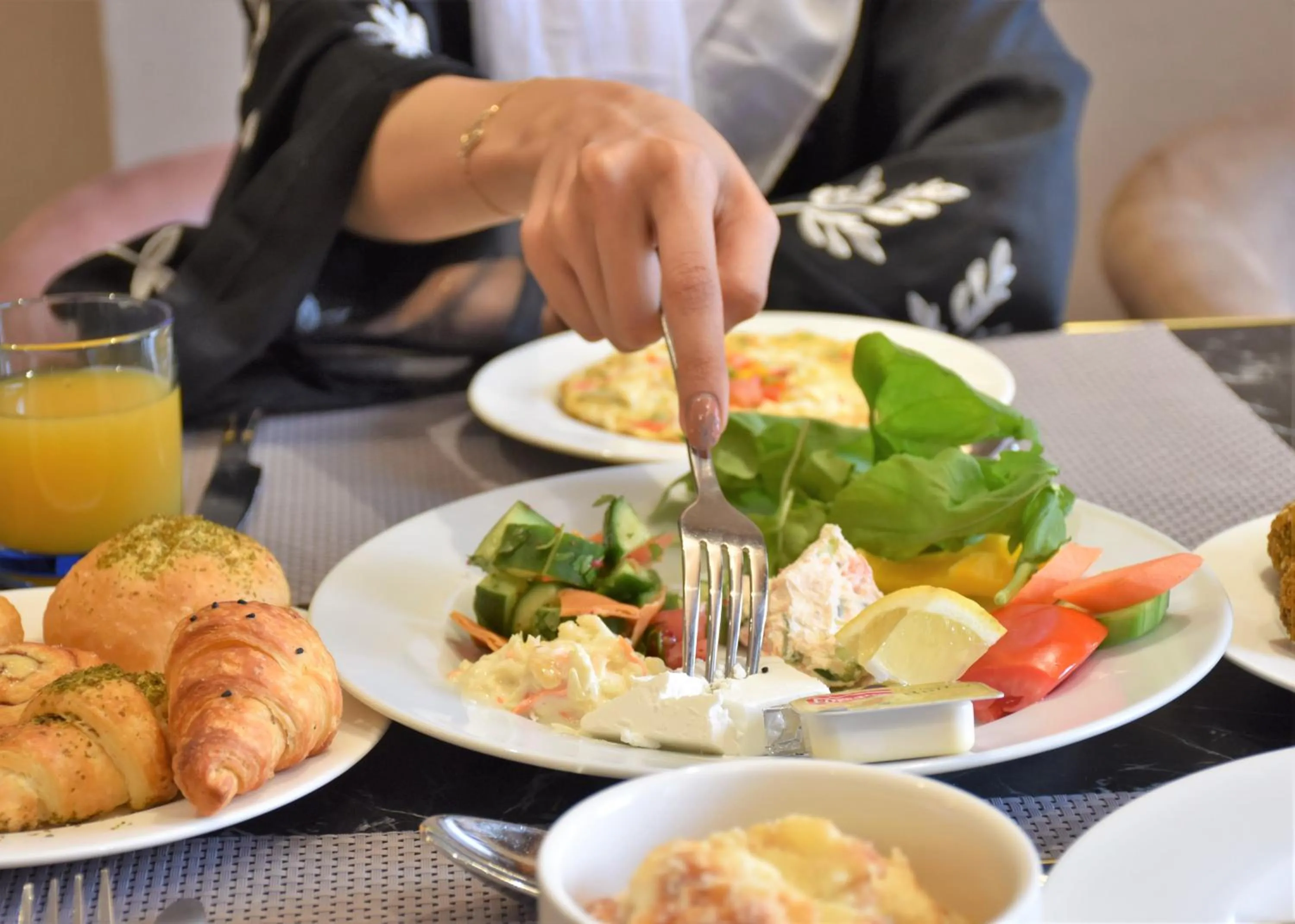 Food and drinks in Midan Hotel & Suites Al Aziziya