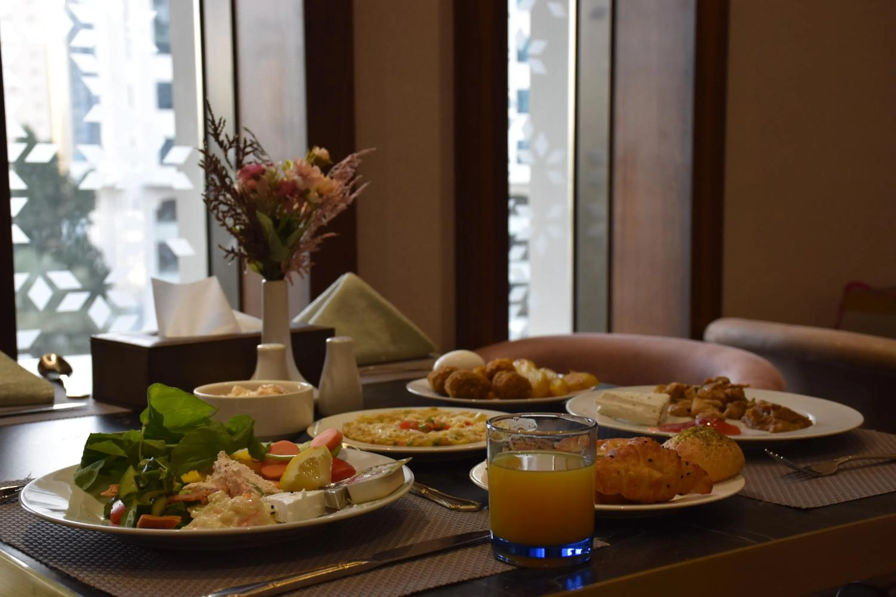 Food and drinks in Midan Hotel & Suites Al Aziziya