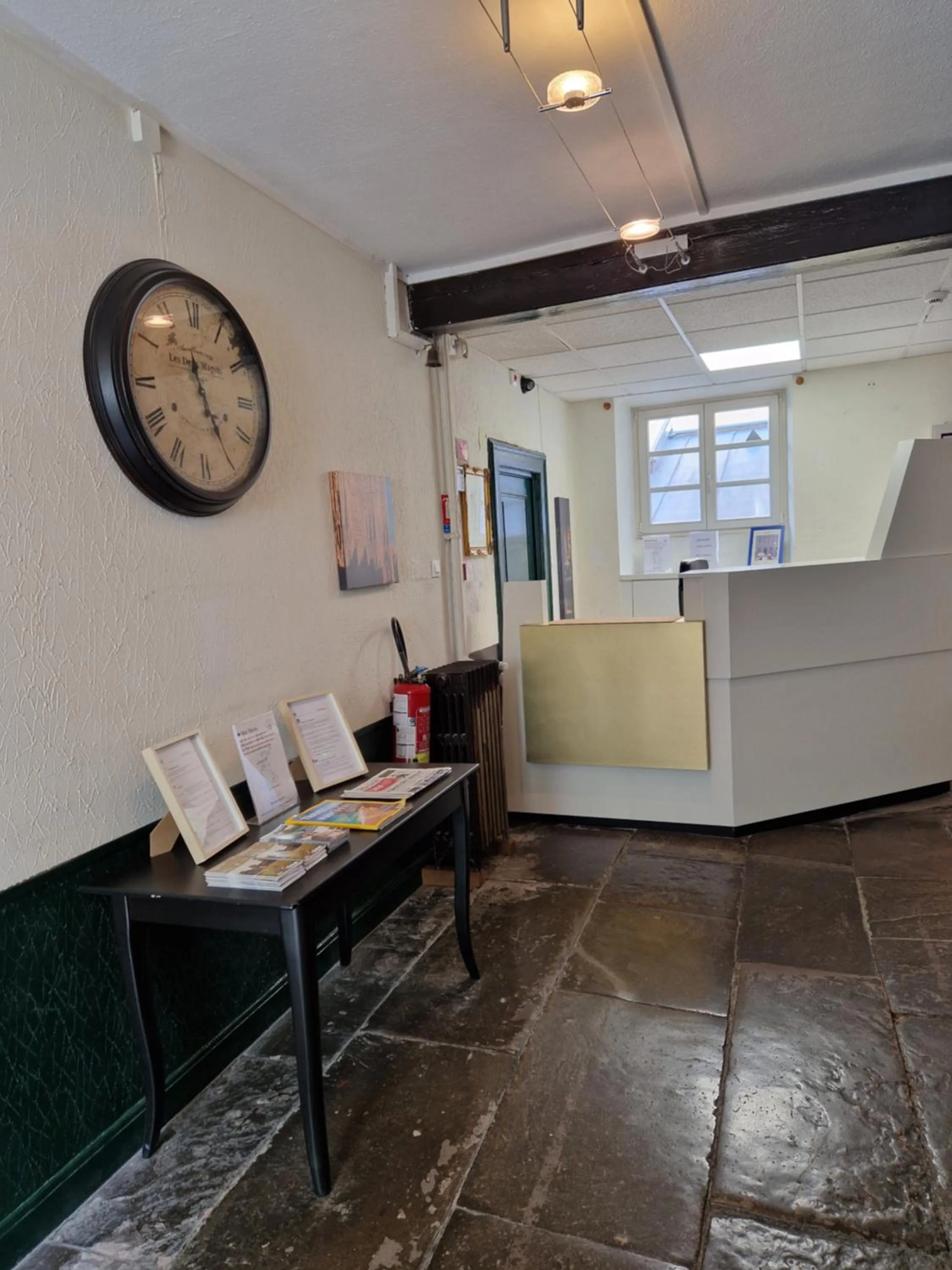 Lobby or reception in Hôtel Patricia - Strasbourg Hyper Centre